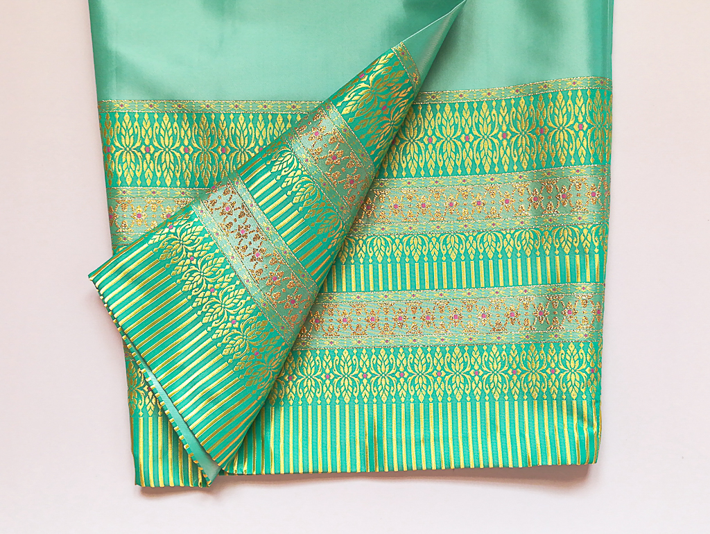 ผ้าถุงไหมสำเร็จรูป (สีฟ้า) งานตัดเย็บประณีต อัดผ้ากาวตามสีของผ้าถุง เนื้องานดีเกรด A (รอบเอว 30 นิ้ว)