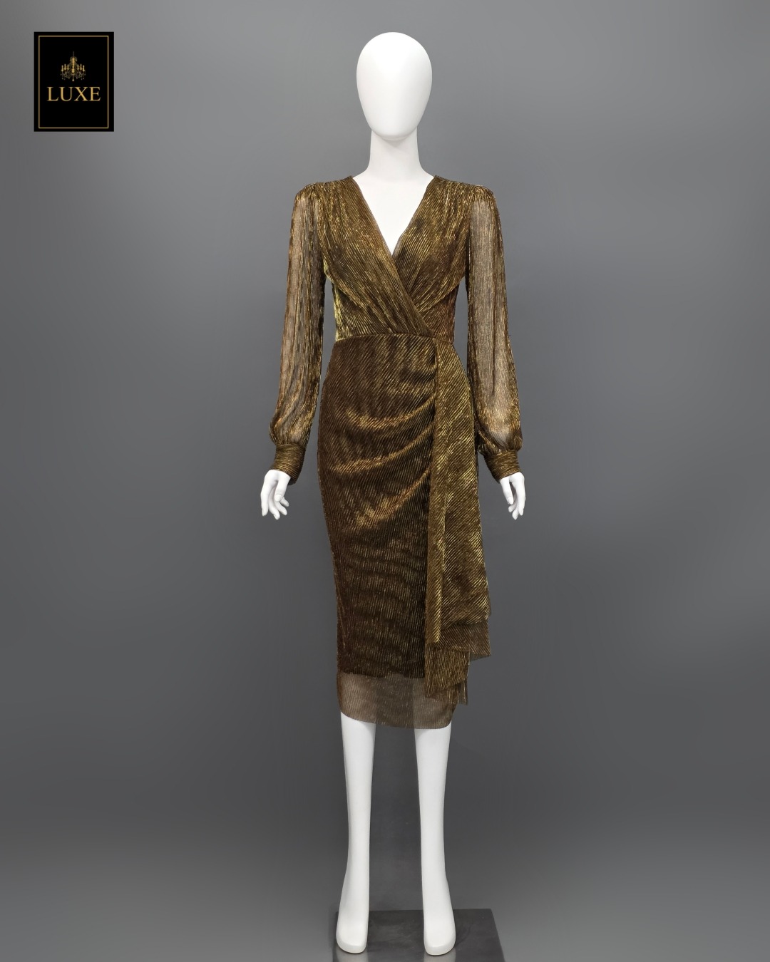 Label : LUXE เดรสเสื้อคอวีป้ายแขนยาว กระโปรงทรงสอบจับเดรปข้างลำตัว ตัวชุดทำจากผ้าราเม่อัดพลีทผสมดิ้นเมททัลลิค เล่นแสงสวย มีซิปซ่อนและซับในเต็มตัว ผ้ายืดหยุ่นใส่สบายค่ะ