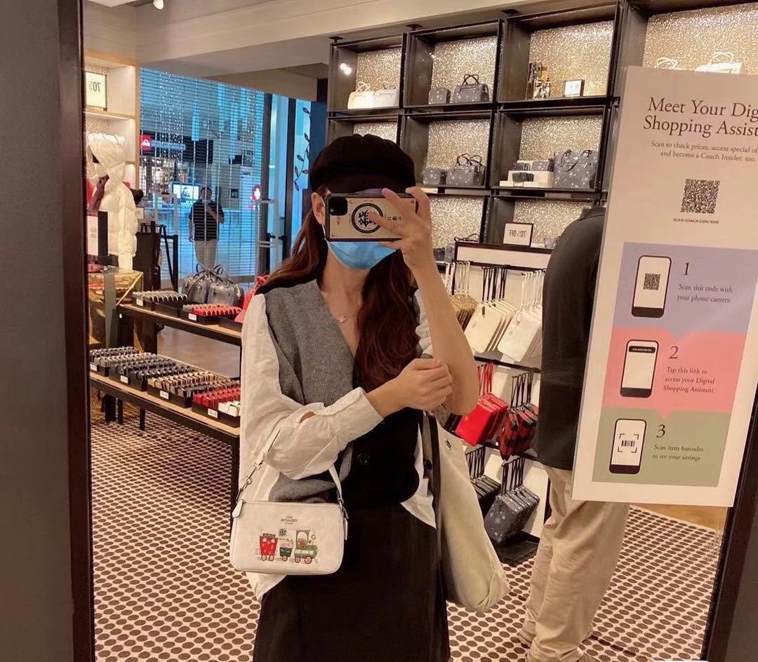 กระเป๋าสะพายไฮโซน่ารักลายคริสมาตร์ แบรนด์เนมโค้ชสีน้ำตาลดำลายC COACH NOLITA HANDBAG