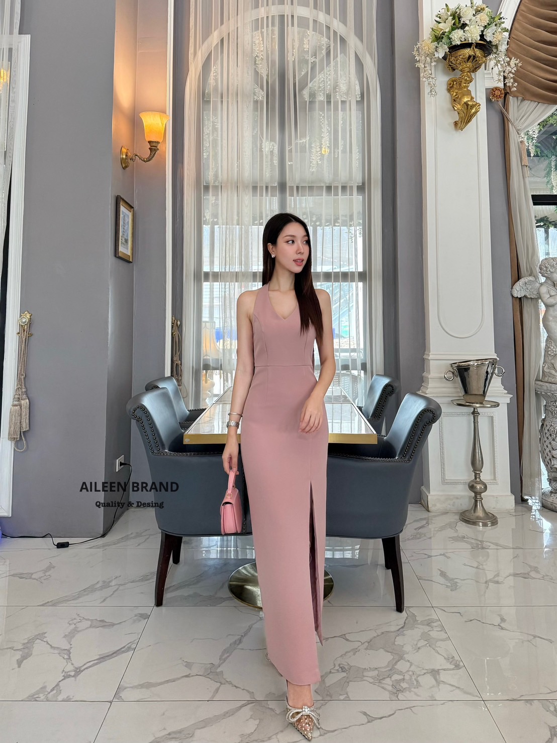 เดรสยาวคล้องคอ ทรงเข้ารูป อกเสริมฟองน้ำ ดีเทลแต่งผ่าหน้ายาว มีชับในตัว ซิปหลังช่อน มาพร้อมเข้มกลัดโบว์ใหญ่สีเดียวกับชุดติดด้านหน้าคือเริส สวยลงตัวสุดค่ะ ห้ามพลาด