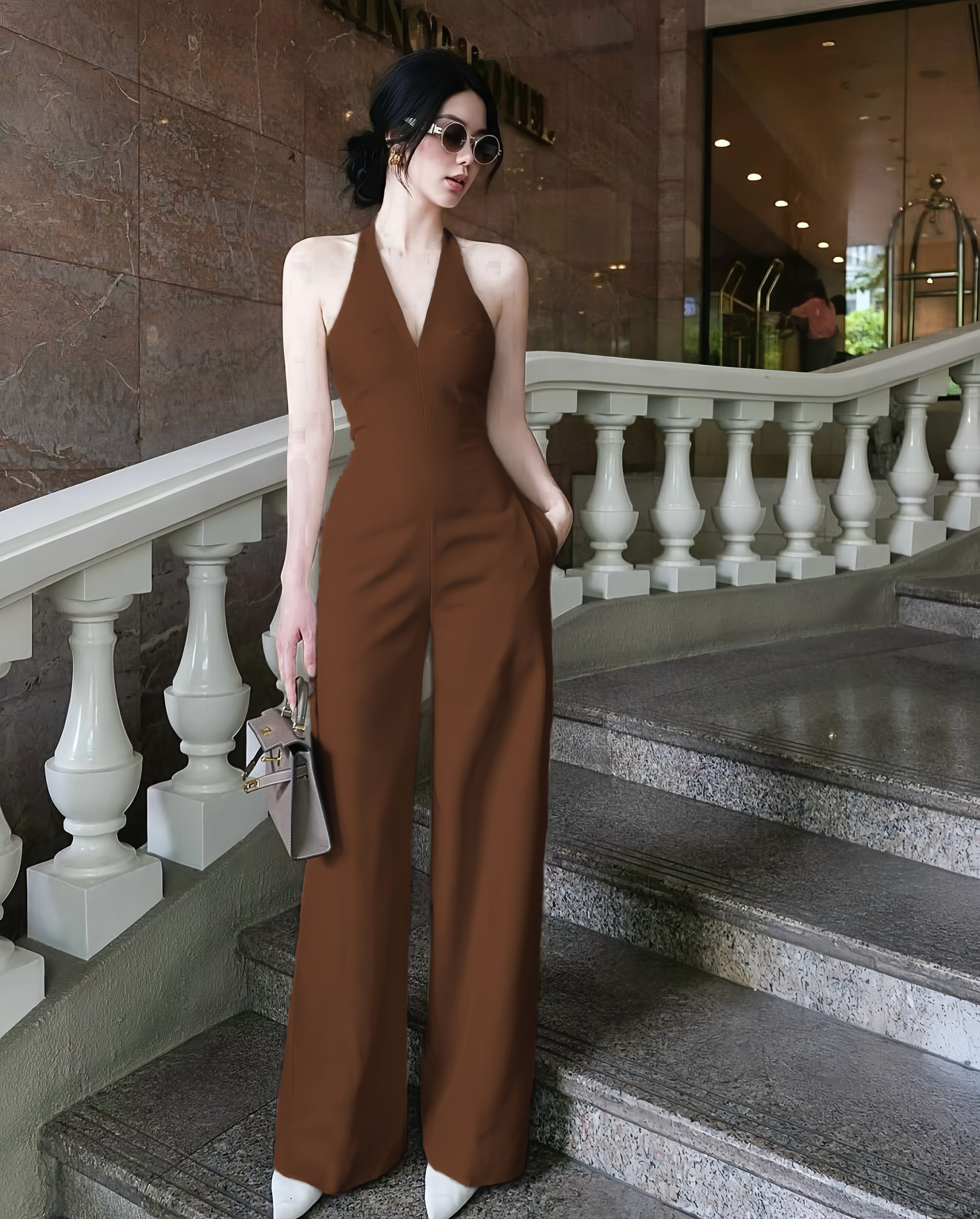 จั้มสูทขายาวคล้องคอสีน้ำตาลคอวี อกมีฟองน้ำ เนื้อผ้าอย่างดี ใส่ได้หลายโอกาส ห้ามพลาดค่า