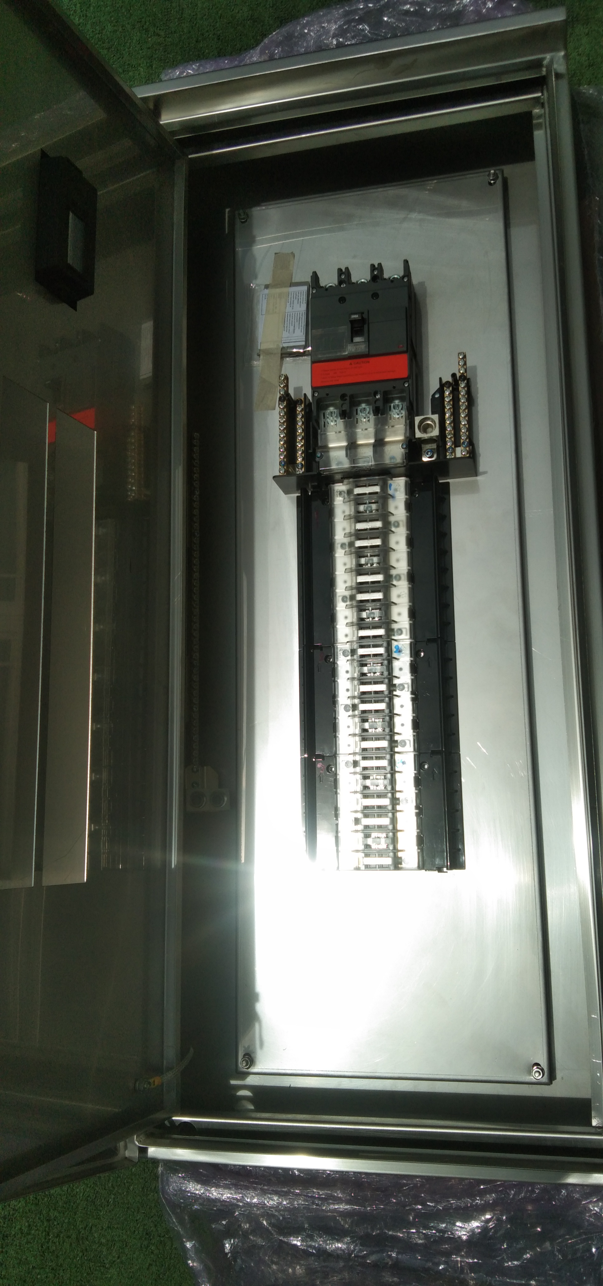 LOAD CENTER 250A ตู้สแตนเลส 304 มีหลังคาสโลป W450xH1050xD152mm. (42ช่อง)