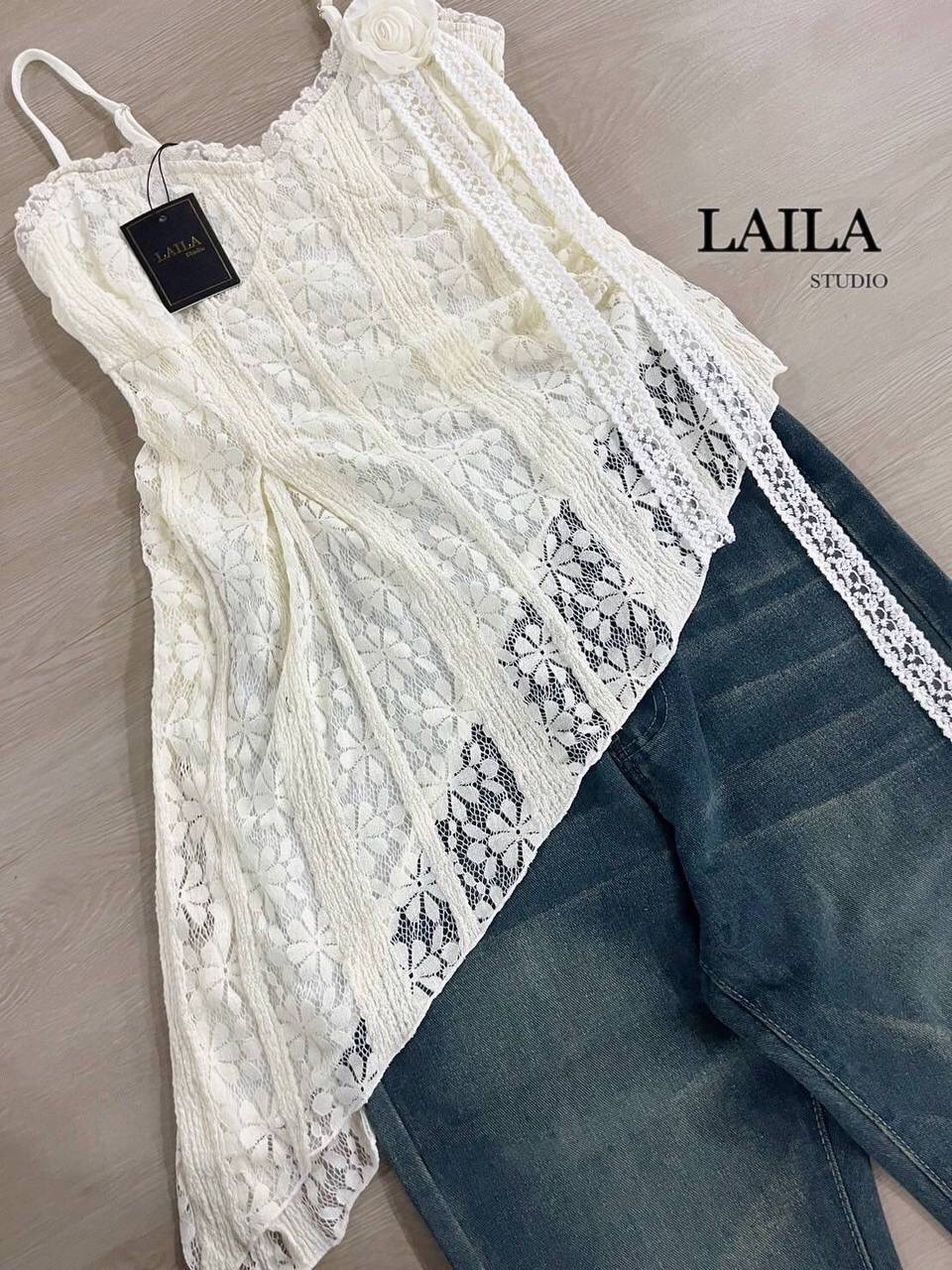 Tag: LAILA Detail: Set เสื้อ+กางเกง เสื้อทรงสายเดี่ยวงานแต่งฉลุลูกไม้แน่นๆทั้งตัวทรงเฉลียงข้างปล่อย ชายระบายตัดต่อเย็บอย่างดี งานดีไซน์แต่งเข็มกลัดดอกสีเดียวกับเสื้อ มาพร้อมกางเกงทรงขาม้า ฟอกสีสนิมเข้ม งานยีนส์นำเข้า💯 แต่งกระเป๋าสองข้าง สามารถใช้ง