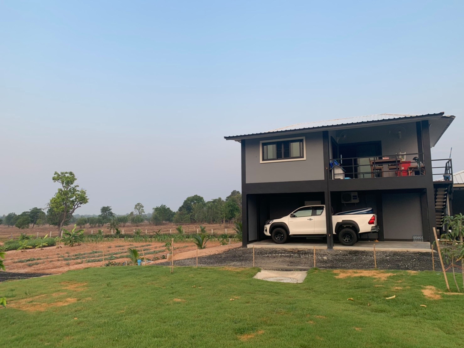 ขายบ้านพร้อมที่ดินมีพื้นที่สวนกว้างขวางพร้อมสำหรับทุกคนในครอบครัว2ไร่13ตรว.ติดถนนใหญ่ใกล้อบต.ป่าชัน 340 เมตร จ.บุรีรัมย์