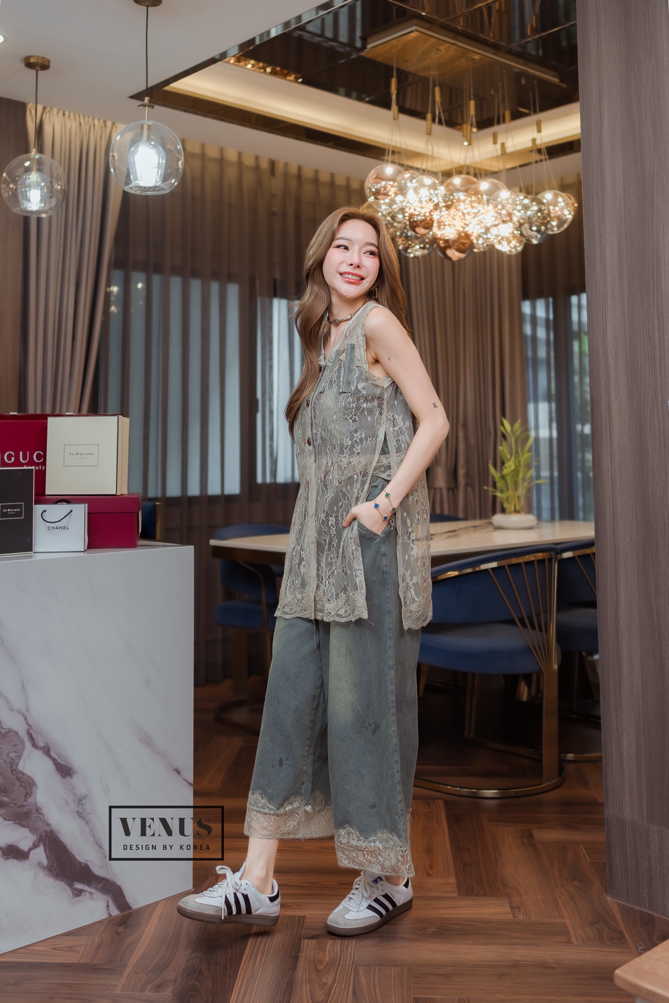 Jeans Set ชุดเซต เสื้อลูกไม้แต่งกระดุมเรียงหน้า งานมาพร้อมกับกางเกงเข้าชุดกันนะคะ สวยเป๊ะสุดๆคะ แม๊ทกับรองเท้าผ้าใบก็เก๋คะ