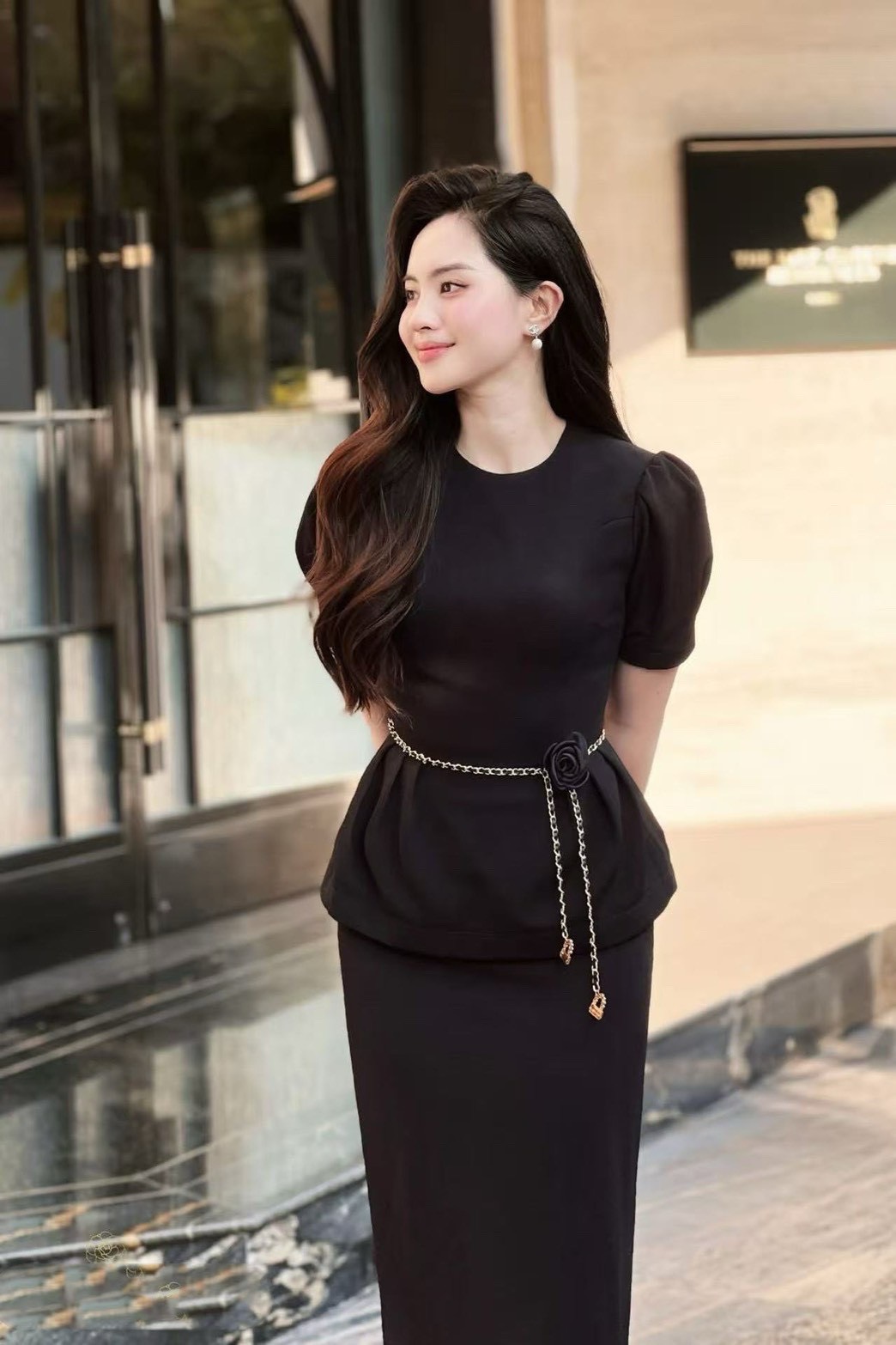 Set 2 ชิ้น สีดำคอกลม เสื้อแขนสั้น ดีเทลจับจีบช่วงแขนและชายเสื้อ (มีฟองน้ำเสริม ) แมทซ์กับกระโปรงยาว มีกระเป๋าใช้งานได้จริงทั้ง 2 ข้าง มีซิปหลังซ่อน ชับใน ผ่าหลัง มาพร้อมเข็มขัด ใส่แมทส์กันสวย ลัคชูสุดๆ ห้ามพลาดนะคะ