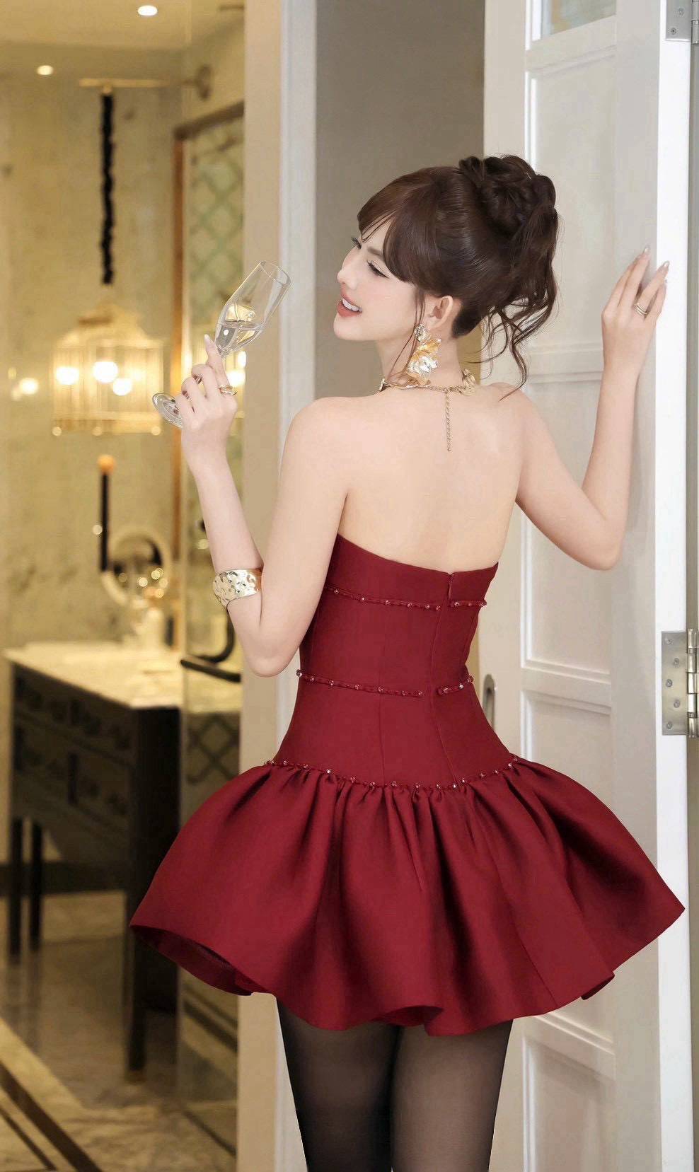 set 2 ชิ้นนะคะ เกาะอกสุดคิ้วแต่งอะไหล่เพชรรอบตัว เสริมฟองน้ำเพิ่มความมั่นใจให้สาวๆ + แต่งโบว์ สวยหรูสวยแพง + กางเกงขาสั้นสวย มีกระเป๋า 1 ข้างใช้งานได้จริงค่ะ เป๊ะปัง การันตีงานคุณภาพ ตัดเย็บปราณีต