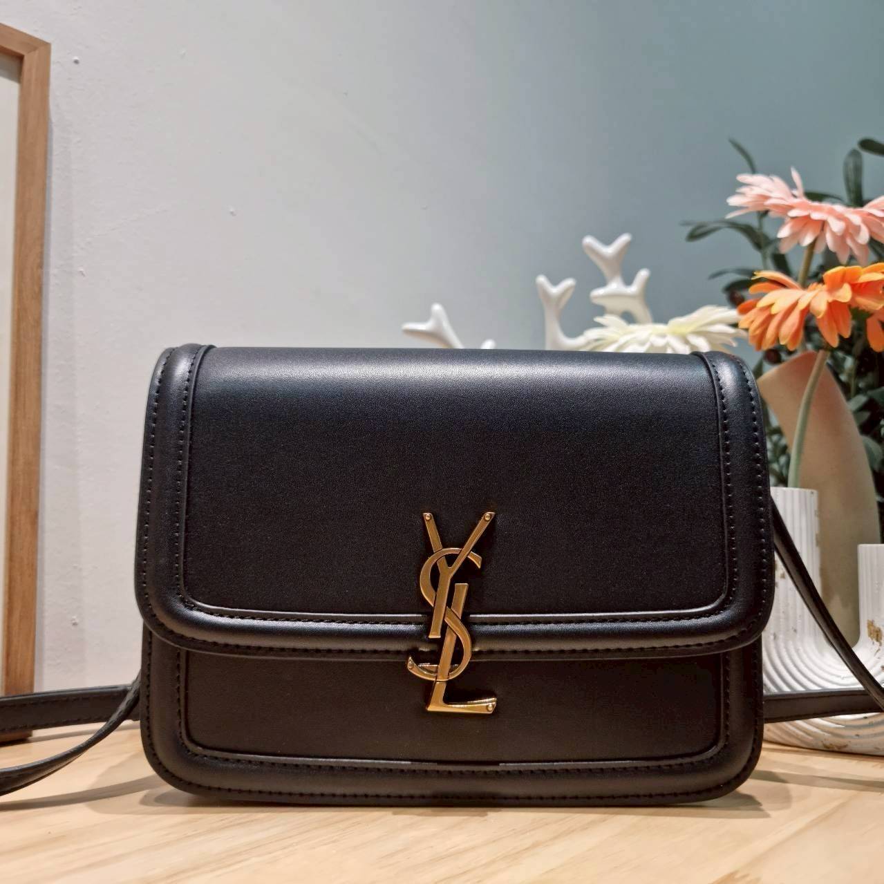 กระเป๋าสะพายไฮโซแบรนด์อีฟแซงค์ขนาด 9 นิ้ว สีดำ สีเบจ อะไหล่ทอง Ysl Solferino satchel in box