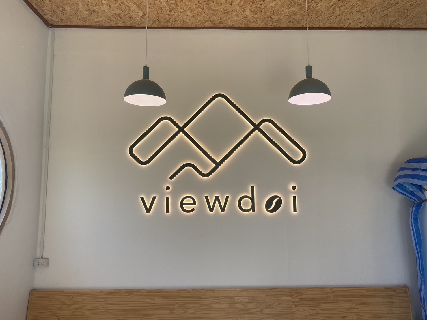 #ป้ายพาสวู๊ดทำสีเขียวไฟออกหลัง