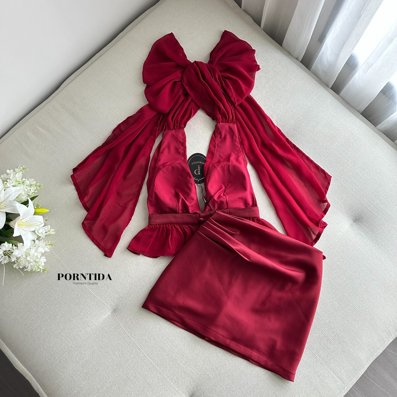 ชุดเซต2 ชิ้นสีแดงไวท์ ชุดเซทผูกคอหน้าอกเสริมฟองน้ำงานโชว์หลังกระโปรงสีแดงซับในกางเกง รุ่นนี้สวยแซ่บหรูมาก ใส่แล้วออราพุ่ง แซ่บบเกินต้าน