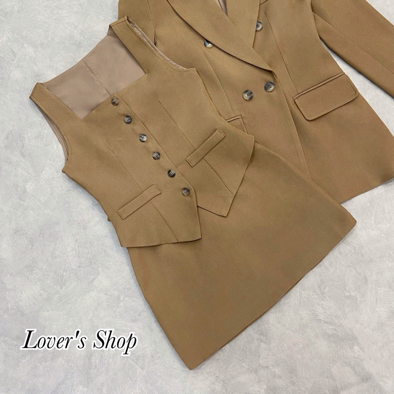 Brand : LV. Detail : Set 3ชิ้น เสื้อสูท+เสื้อกั๊ก+กระโปรง ลุคคเรียบหรูดูผู้ดี มีความเป็นCEOสาวท่านหนึ่ง ดีเทลเสื้อกั๊กทรงกระดุมหนา มาพร้อมเสื้อสูทยาว แม็ทกับกระโปรงเอวสูงซิบหลัง งานมีซับในอย่างดีทั้ง3ชิ้นนะคะ ใช้ผ้าสูทอัดกาว ผ้ามีความหนากำลังดี อยู่ทรงสวย