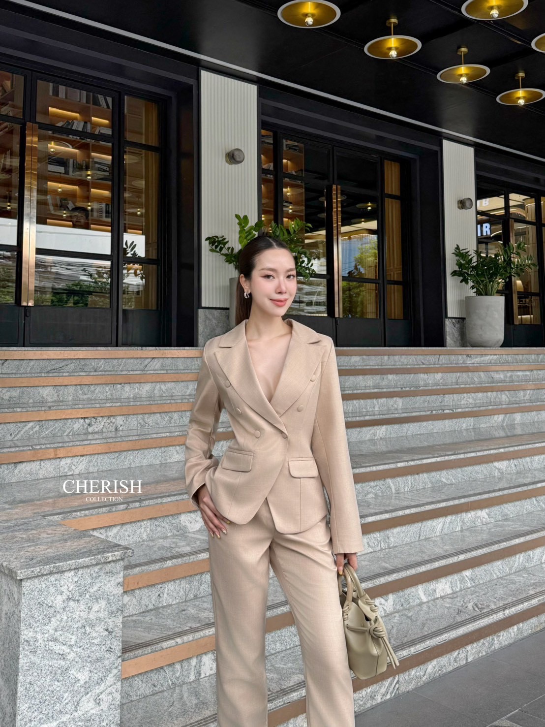 Setsuit เสื้อ+กางเกง เรียบหรู ดูเท่ ทรงสวย ใช้ผ้าดี ใส่สบาย ตัวเสื้อสูทแต่งกระดุม มีกระเป๋า พร้อมซับในทั้งตัว มาพร้อมกับกางเกงขากระบอก มีกระเป๋า 2 ข้าง