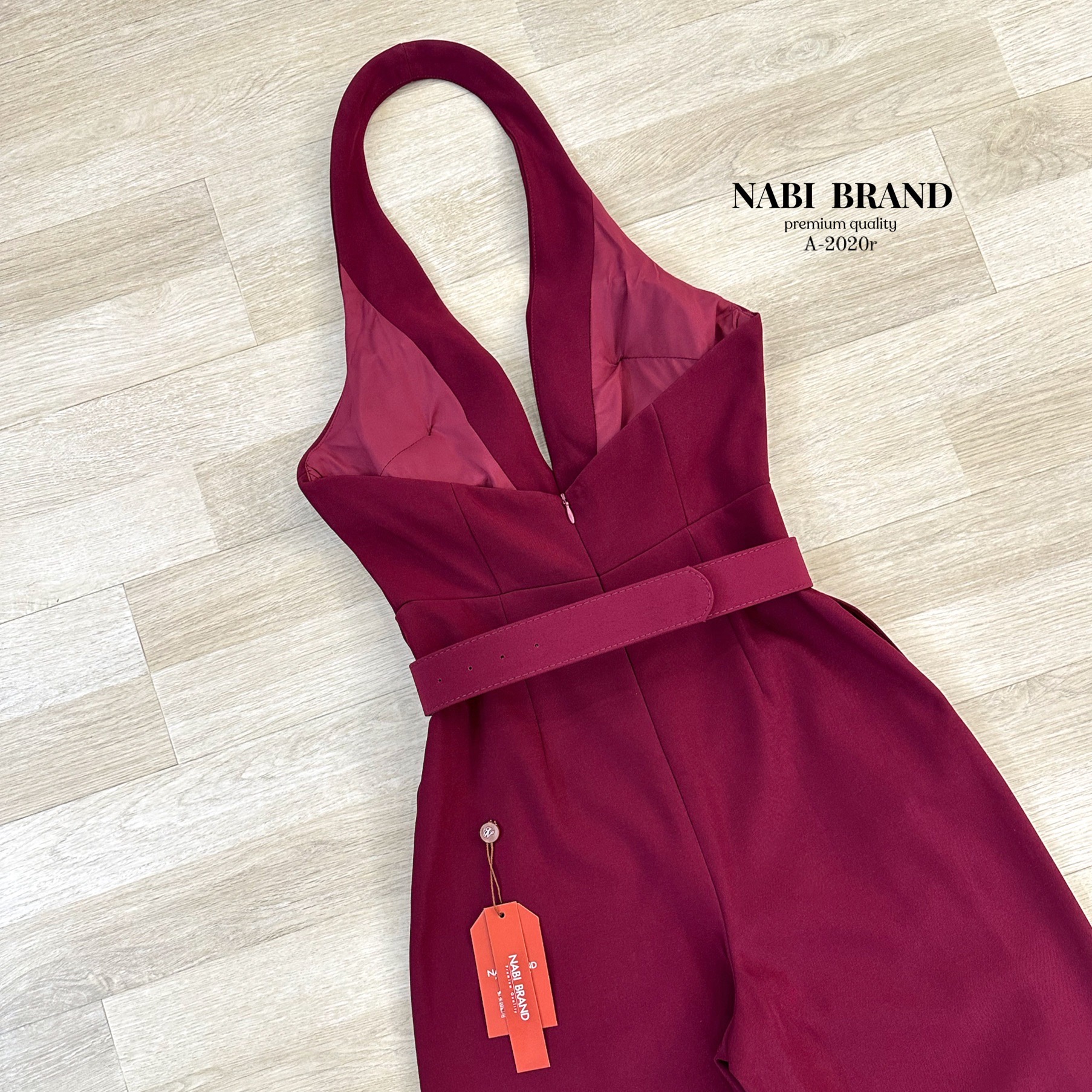 จั้มสูทขายาวทรงขาม้า สีดำทรงคล้องคอ ด้านหน้าเป็นทรงคอวี โชว์หลังแอบsexyหรูไฮมากค่ะ เพิ่มกระเป๋า2ข้าง ใช้งานได้จริง มาพร้อมกับเข็มขัดรัดเอว บอกเลยว่ารุ่นนี้คือ ใส่สวย ดูสูงผอมเพรียว ที่สำคัญเนื้อผ้าดี มีฟองน้ำ มีซับใน 🖤 #นาบีแบรนด์ #nabibrand #blac