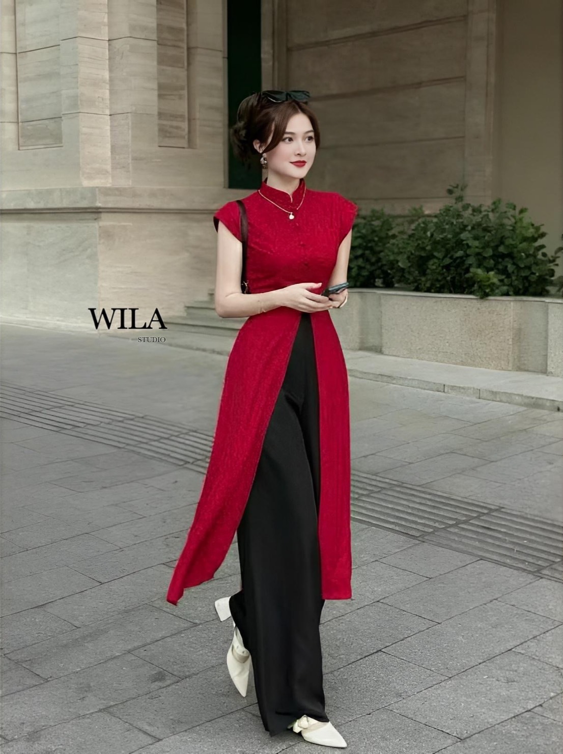 เดรสยาวมาในโทนสีแดงไวน์แต่งคอจีน ทรงผ่าหน้า และข้าง ด้านหน้าแต่งกระดุมยาวถึงช่วงเอวงานเก๋มากค่าลุคนี้ มาพร้อมกางเกงขายาวสีดำ ทรงสวยเป็ะรับตรุษจีน สีสดคมชัดสุดๆ ให้ลุคสวยแพงลุคผู้ดีรับเทศกาล ชุดแมชเข้ากันสุดๆค่า #เดรสผ่าหน้า #เดรสสีแดง #กี่เพ้า #ชุดตรุษจีน