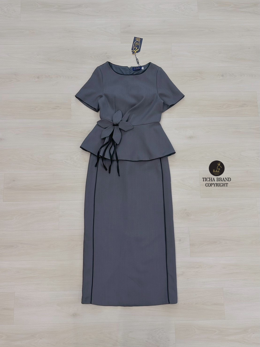 ชุด Set3ชิ้น เสื้อแขนสั้นสีเทา ดีเทลแต่งระบายและกุ้นสีดำชายเสื้อ (อกเสริมฟองน้ำ ซิปหลัง) และมีเข็มกลัดดอกไม้ มาพร้อมกระโปรงสีเทาทรงสอบดีเทลผ่าหลัง แต่งกุ้นสีดำด้านหน้าดีไซน์สวย (มีซิปหลัง)