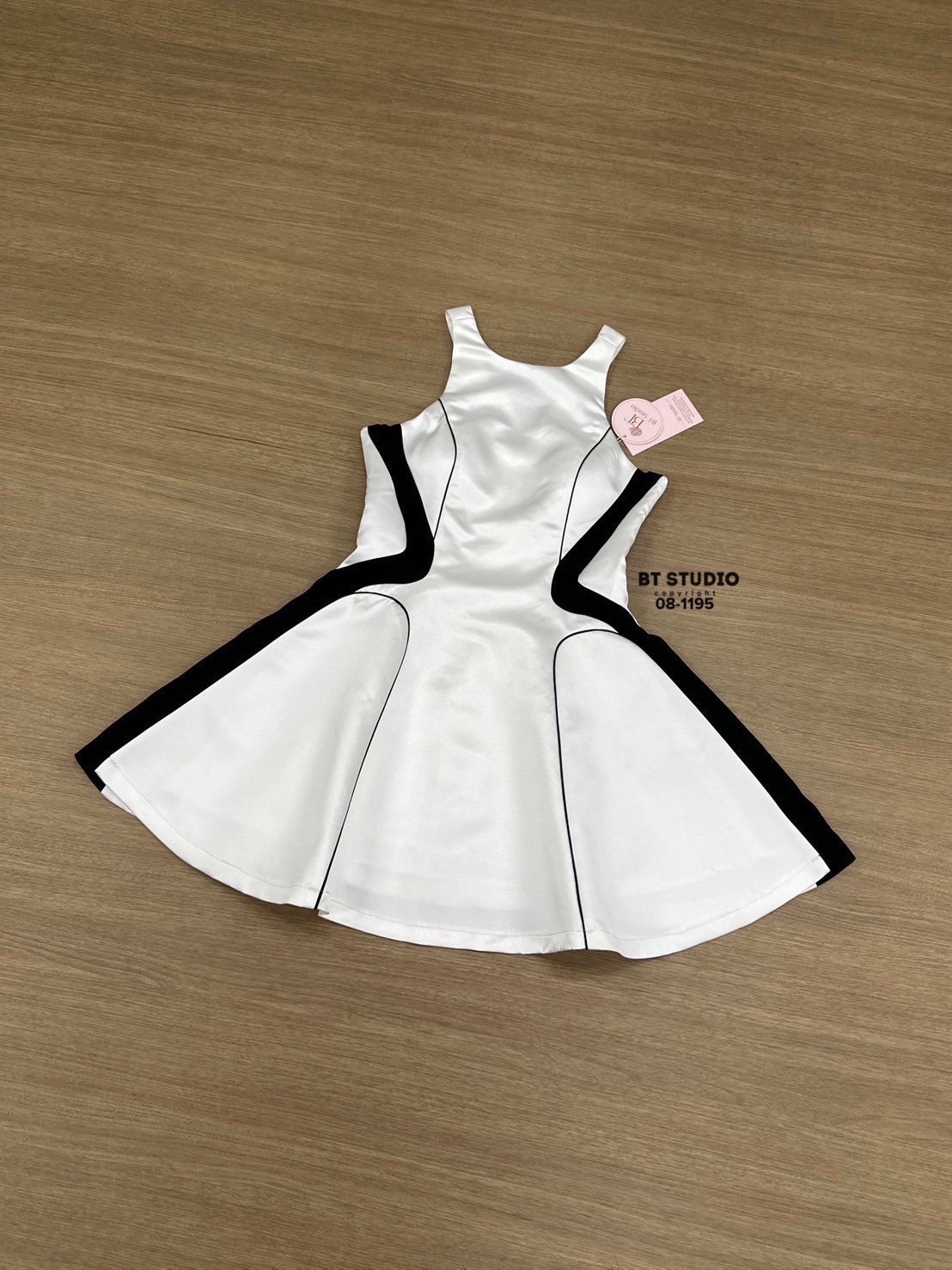 เดรสสั้นแขนกุด ด้านหลังเว้าแต่งสายสีขาว ดีเทลแต่งลายสีดำตัดขอบเว้า แต่งกุ้นเส้นเล็กๆ พรางหุ่นสุดๆ ช่วงอกเสริมฟองน้ำ ตัวกระโปรงบานออก ซิปหลัง มีซับใน เนื้อผ้ามันเงาใส่แล้วออร่าม๊ากก งานสวยคุณค่าที่เราคู่ควรคร้า #BTstudio #ป้ายBt #แบรนด์บีที #งานป้ายBtstudi