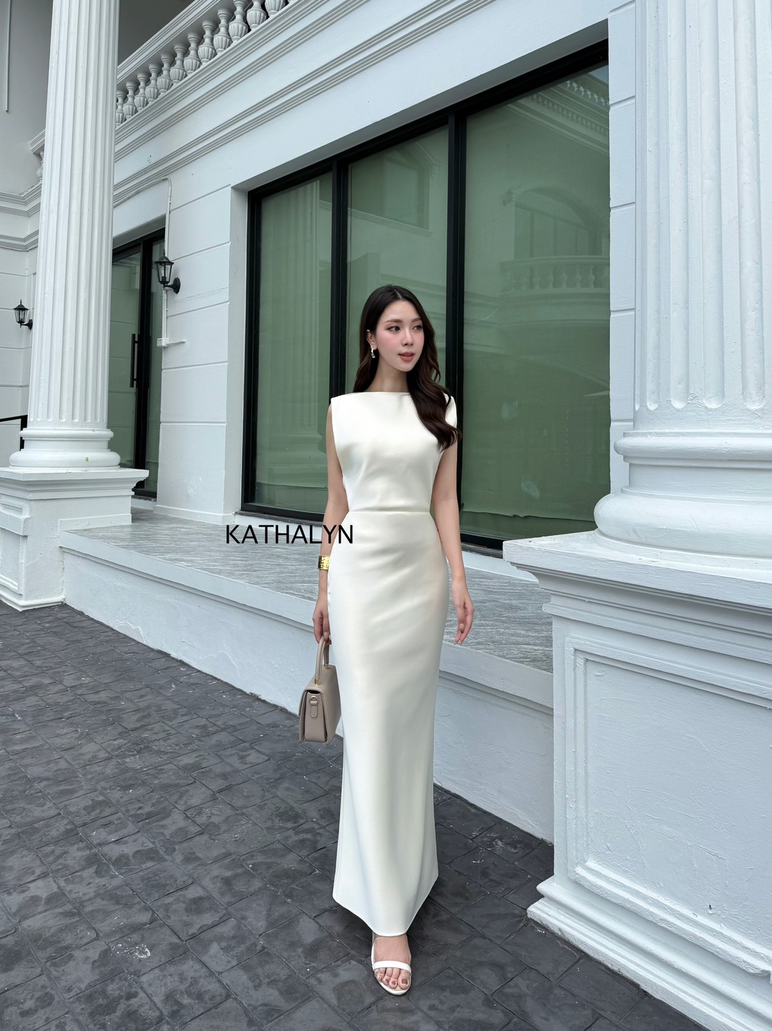 Tag : KATHALYN Detail : เดรสกระโปรงยาวแขนกุด ทรงพอดีตัวใส่กำลังสวย ผ้าดีเนื้อสวยหรูหราใส่ออกงานเข้าสังคมได้ สีสวยขับผิวใส่ได้ทุกโอกาสพิเศษ ด้านหลังแต่งโบว์ผูกได้ตามต้องการ พอผูกแล้วทำให้เว้าหลังเล็กน้อยกำลังสวย ปลายกระโปรงพลิ้วเล็กน้อย ความยาวกระโปรงกำลัง