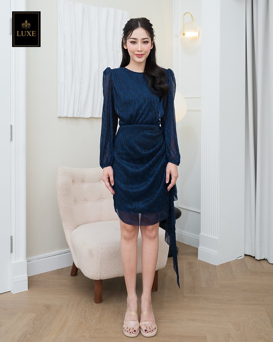 Label : LUXE ☑️เดรสเสื้อคอป้ายแขนยาว กระโปรงสั้นทรงสอบ ☑️ดีเทลกระโปรงจับเดรป แต่งชายระบายด้านข้าง