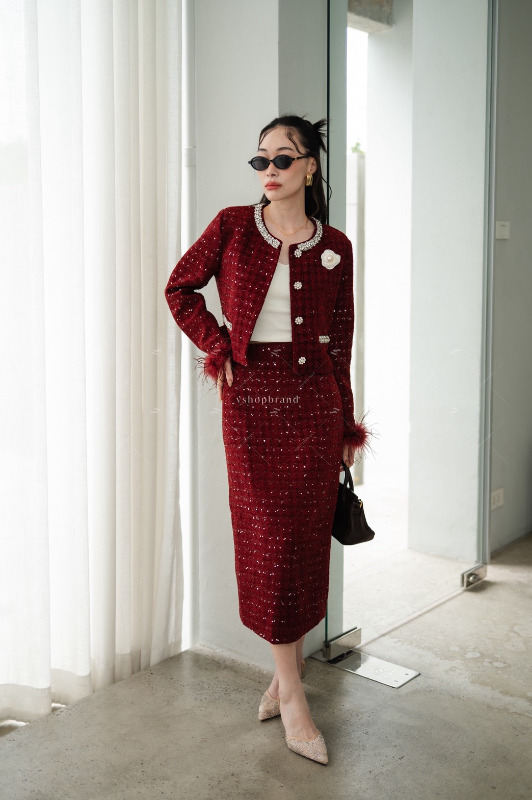 Set เสื้อผ้าทวิตทอเลื่อม + กระโปรงยาว ผ่าหลัง + ขนนก + เข็มกลัด