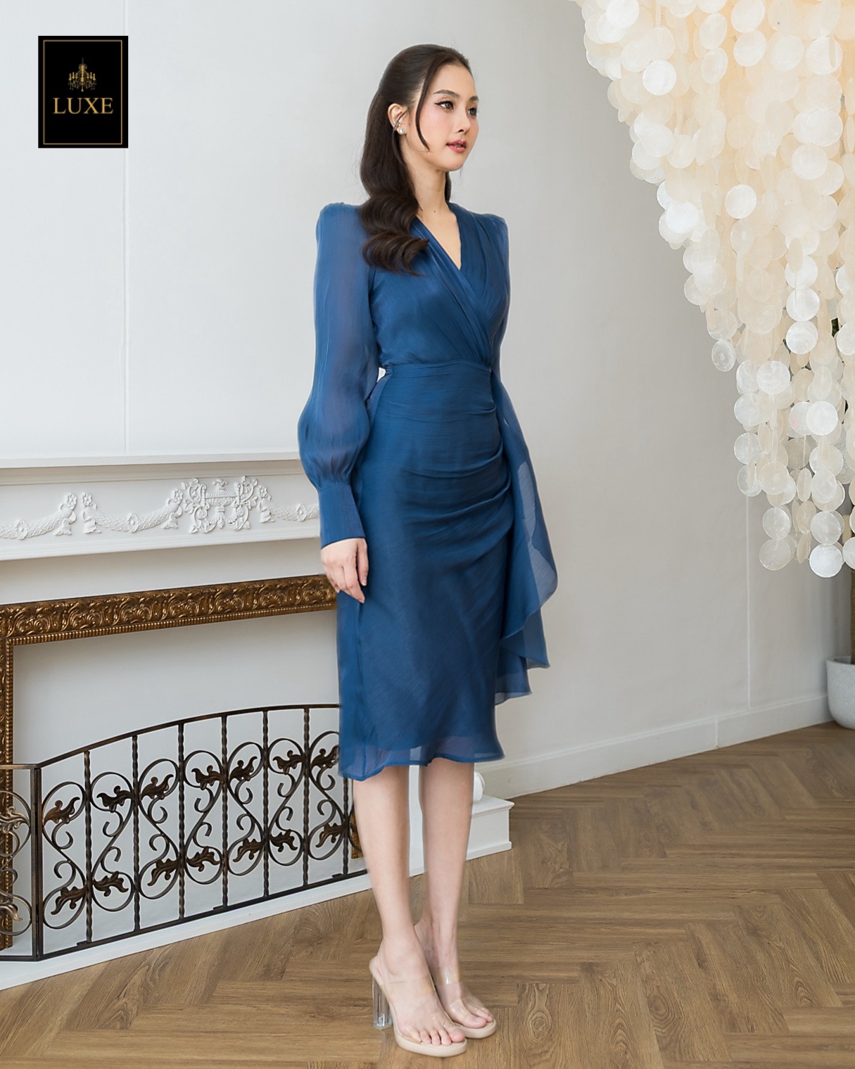 Silky Wrap Neck Long Sleeve Dress Label : LUXE ☑️เดรสเสื้อคอวีป้าย แขนยาว กระโปรงป้ายจับเดรป แต่งชายระบาย ☑️ทำจากผ้าไหมเครปญี่ปุ่น เนื้อนุ่ม มีประกาย เล่นแสงแวววาว ☑️มีซิปซ่อนและซับในเต็มตัว