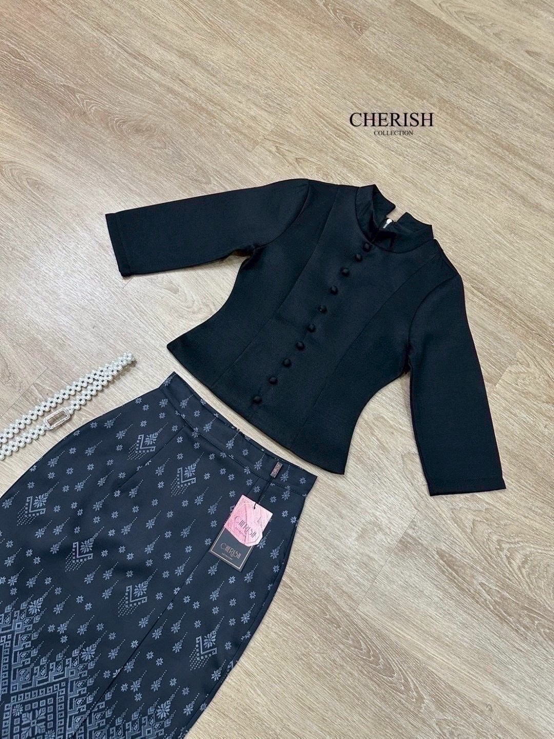 เช็ท 3 ชิ้น ชุดงานบุญ ชุดไทยหรือจะใส่เป็นธีมชุดเพื่อนเจ้าสาวก็เหมาะ ใส่ได้ทุก เทศกาล ดีเทล เสื้อคอกลมแต่งกระดุมเรียง แขน 3 ส่วน เสริมซับในอย่างดี ใส่คู่ผ้าถุงพิมท์ลาย เนื้อผ้าใส่สบาย มีเข็มขัด ไม่ว่าจะออกงานไหน ก็สวยยืนหนึ่งค่ะ