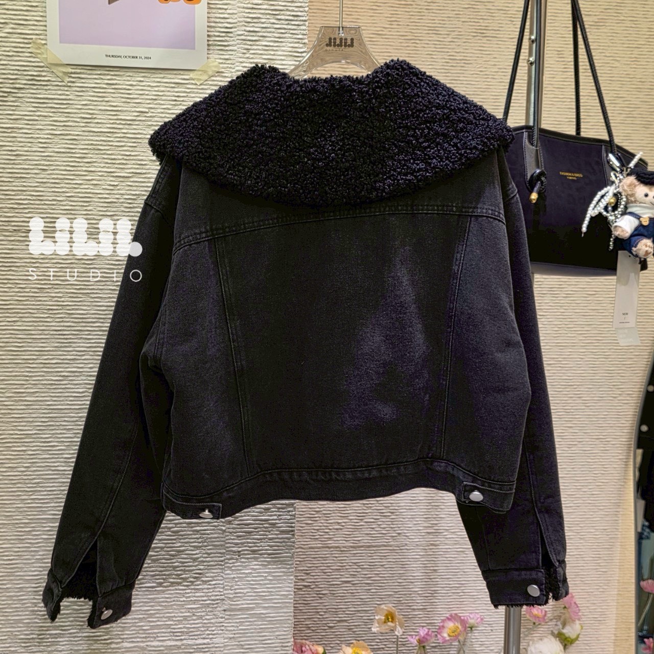 Denim Jacket🐨 แจ็คเก็ตผ้ายีนส์ปกใหญ่ ด้านในขนนุ่ม ดูมีสไตล์ ขนาดพอดีตัว อุ่นๆ กระเป๋าข้าง รุ่นนี้ขอบอกทริปไปเที่ยวได้ใส่แน่