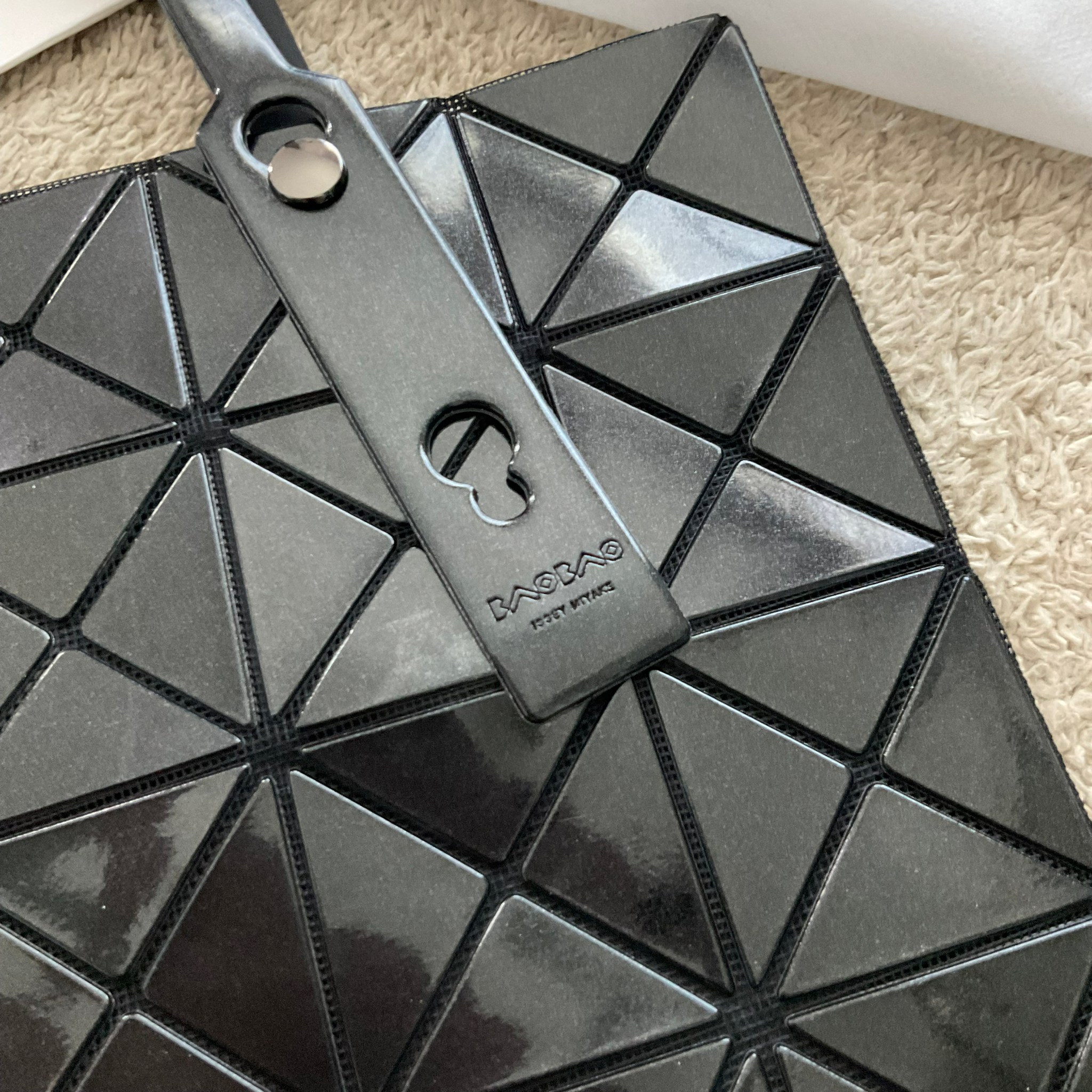 กระเป๋าทรงโท้ทใบใหญ่แบรนด์เนมเบาเบาอิสเซ่มิยาเกะสีขาว สีเงิน สีดำ BAO BAO ISSEY MIYAKE TOTE BAG (6x6)