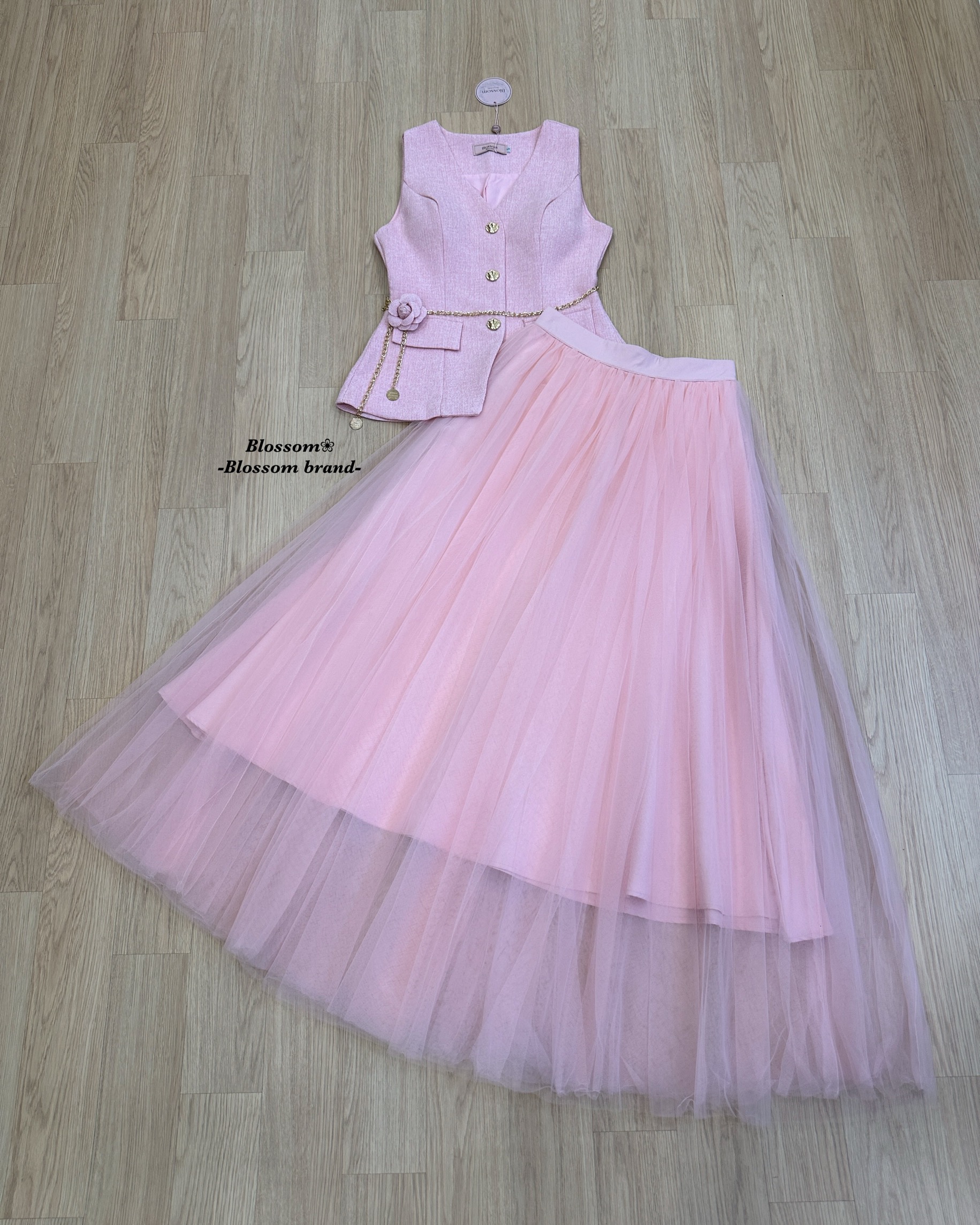 Setเสื้อแขนกุด แต่งกระดุมสีทองด้านหน้า เนื้อผ้าทวิตไม่หนามาก มีฟองน้ำในตัว แมทช์กับกระโปรงยาวพองสวย มีเข็มขัดโซ่ดอกไม้แถมให้ด้วยนะคะ เนื้อผ้า แพทเทรินสวยสุดๆ ใส่แล้วเป๊ะมาก ใส่ได้ทุกโอกาศ เรียบหรูแต่ดูแพงมากคะ