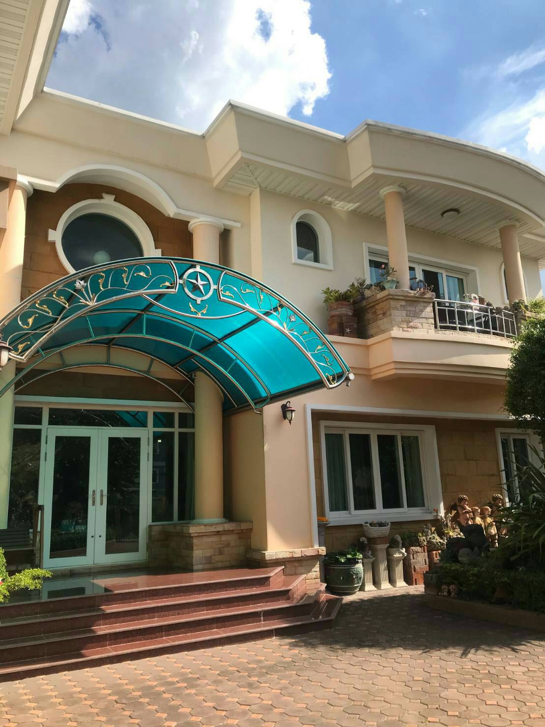 ขายบ้านหรู 2 ชั้นพื้นที่กว้างพร้อมสำหรับทุกคนในครอบครัว 1 ไร่ 44 ตรว. ใจกลางเมืองนครราชสีมาใกล้บิ๊กซี 1 กม. ตัวบ้านตกแต่งด้วยวัสดุที่แข็งแรงและทันสมัยบรรยากาศดีการเดินทางสะดวกสบาย