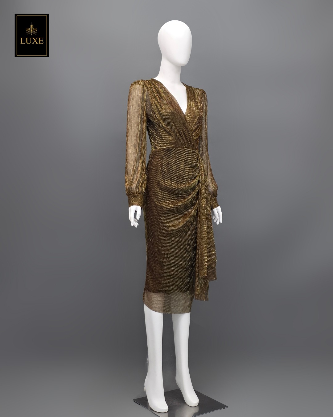 Label : LUXE เดรสเสื้อคอวีป้ายแขนยาว กระโปรงทรงสอบจับเดรปข้างลำตัว ตัวชุดทำจากผ้าราเม่อัดพลีทผสมดิ้นเมททัลลิค เล่นแสงสวย มีซิปซ่อนและซับในเต็มตัว ผ้ายืดหยุ่นใส่สบายค่ะ