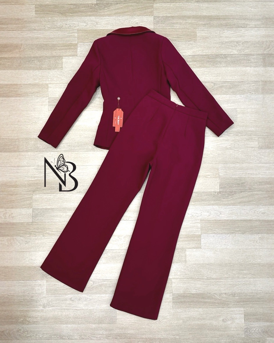 Label :: #NABIBRAND Code :: B-0001 Detail :: Set สูท2ชิ้น เสื้อแขนยาว+กางเกงขายาว ดีเทลเรียบหรู เสื้อคอปกเงาๆ ทำให้ดูแพง กระดุมสองเม็ด มีกระเป๋าสองข้างใช้งานได้จริง กางเกงเอวสูงนิดนึงกระบอกเล็ก