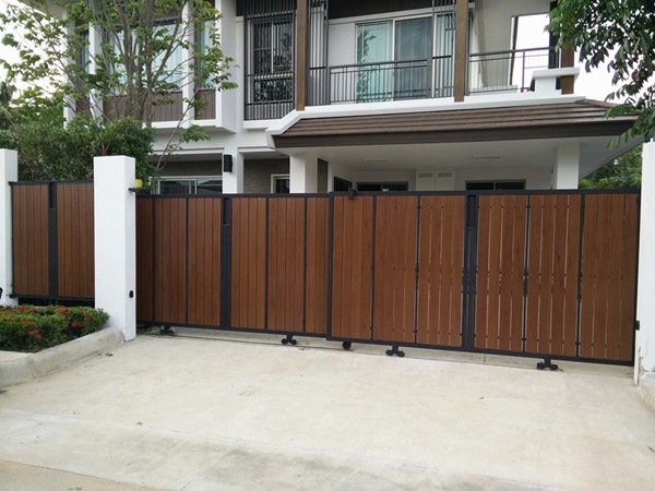 รับติดตั้งประตูรั้วเหล็กผสมอลูมิเนียมลายไม้0043