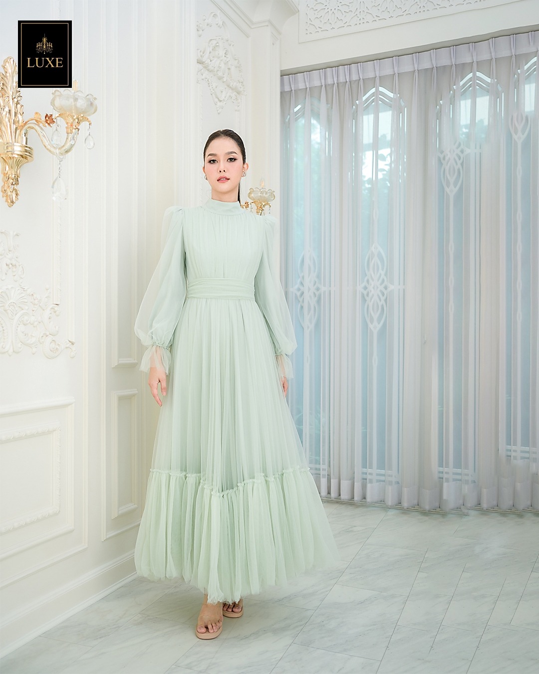 Label : LUXE แม็กซี่เดรสเสื้อคอปีนแขนยาว กระโปรงบานต่อชายรูดระบายรอบตัว มีโบว์ผูกเอว คัตติ้งประณีต มีซิปซ่อนและซับในเต็มตัวรวมแขนเสื้อ ทำจากผ้าเน็ตเนื้อนุ่ม ใส่สบายไม่ระคายผิวค่ะ