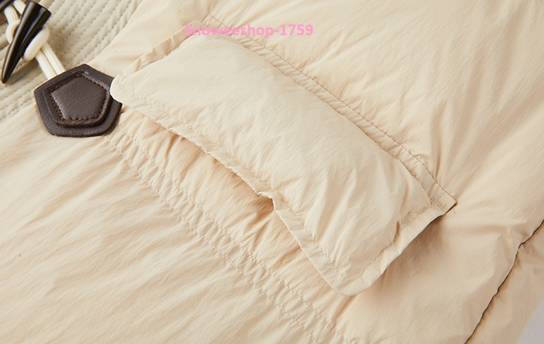 Down Jacket Coat เสื้อกันหนาวของผู้หญิง ทรงโอเวอร์ไซใส่แบบหลวมๆ แต่งปกเฟอร์และกระดุมแบบวินเทจ ผ้าเคลือบสารสะท้อนหยดน้ำ กันหนาว กันลม กันหิมะ ใส่ติดลบได้ดี มี 2 สี