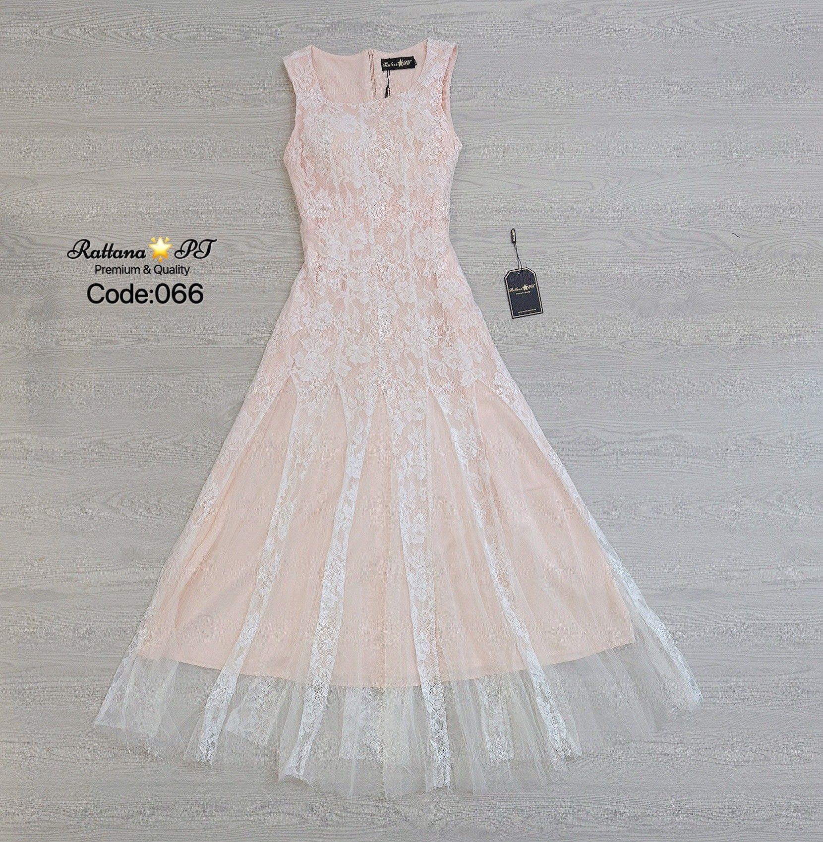 เดรสยาวลูกไม้ทั้งชุด ทรงสวยมาก ละมุนที่สุด เรียบหรูดูดี จะใส่ออกงาน ออร่าพุ่ง สวยเด่นกว่าใคร ใส่แล้วดูงามสง่า เนื้อผ้าดีมากชุดมีซับใน หน้าอกมีฟองน้ำ มีซิบด้านหลัง