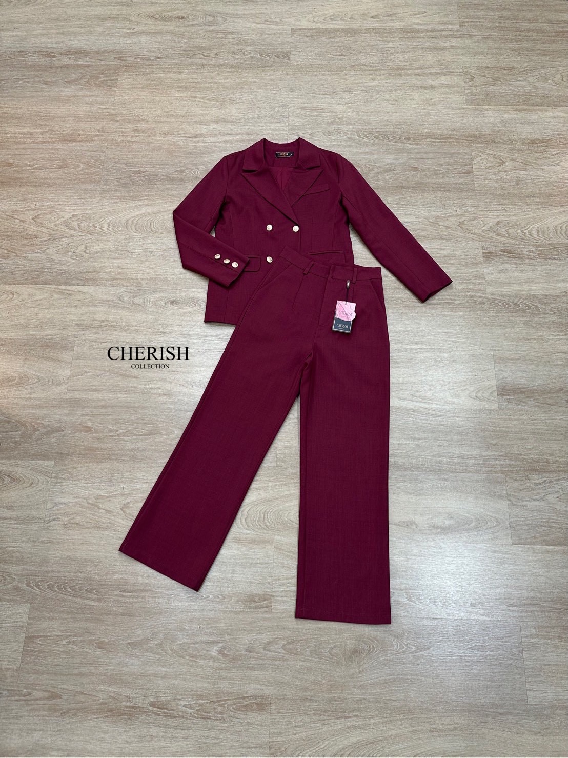 Setsuit เสื้อ+กางเกง ลุค CEO เรียบหรู ดูทันสมัย ทรงสวย ใช้ผ้าดี ใส่สบาย ตัวเสื้อสูทแต่งกระดุมทองมีกระเป๋า พร้อมซับในทั้งตัว มาพร้อมกับกางเกงขากระบอก มีกระเป๋า 2 ข้าง เซตนี้จะใส่ทำงาน หรือออกงานดูดีสุดๆค่ะ
