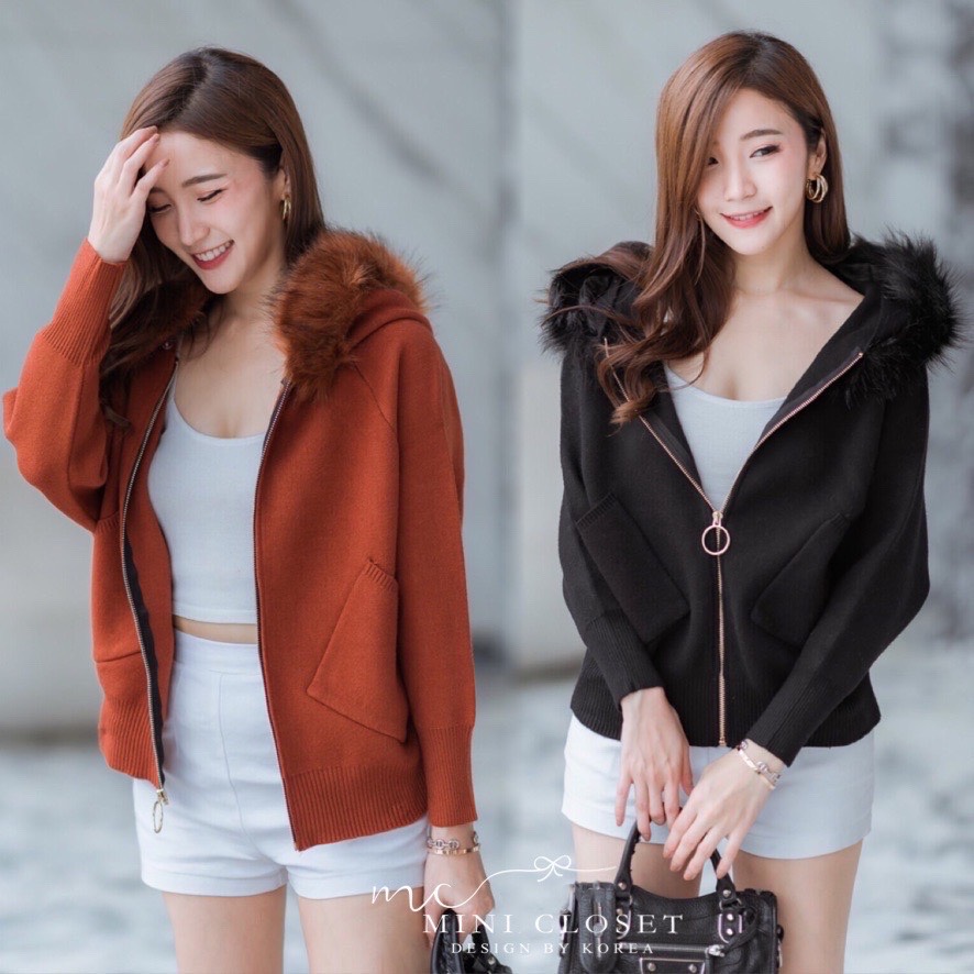 เสื้อกันหนาว ต้องมีติดซักตัว คือเฟอร์ถอดออกได้ ขนแน่นๆนุ่มๆมีฮู้ด เป๋าข้าง #บอกเลยห้ามพลาดค่ะ