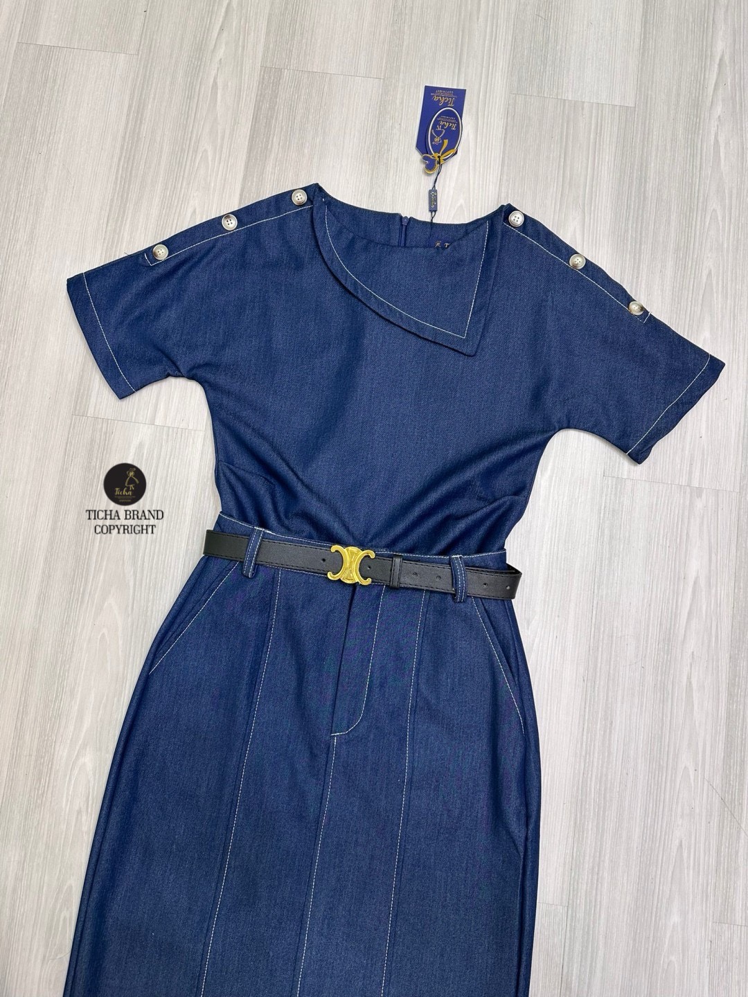Set 2 ชิ้นสีกรมผ้ายีนส์เทียม เสื้อแขนสั้นดีเทลแต่งคอปกเฉียงด้านหน้าและเย็บติดกระดุมที่ไหล่ ดีไซส์เก๋(มีซิปหลัง) มาพร้อมกับกระโปรงทรงเอตีเกร็ตยาวตะเข็บขาวด้านหน้า ดีเทลผ่าหลัง มีกระเป๋า2ข้าง (มีตะขอซิปหน้า) มาคู่เข็มขัดใส่ปรับเข้ารูปให้ทรงสวยดีไซน์เก๋ เนื้