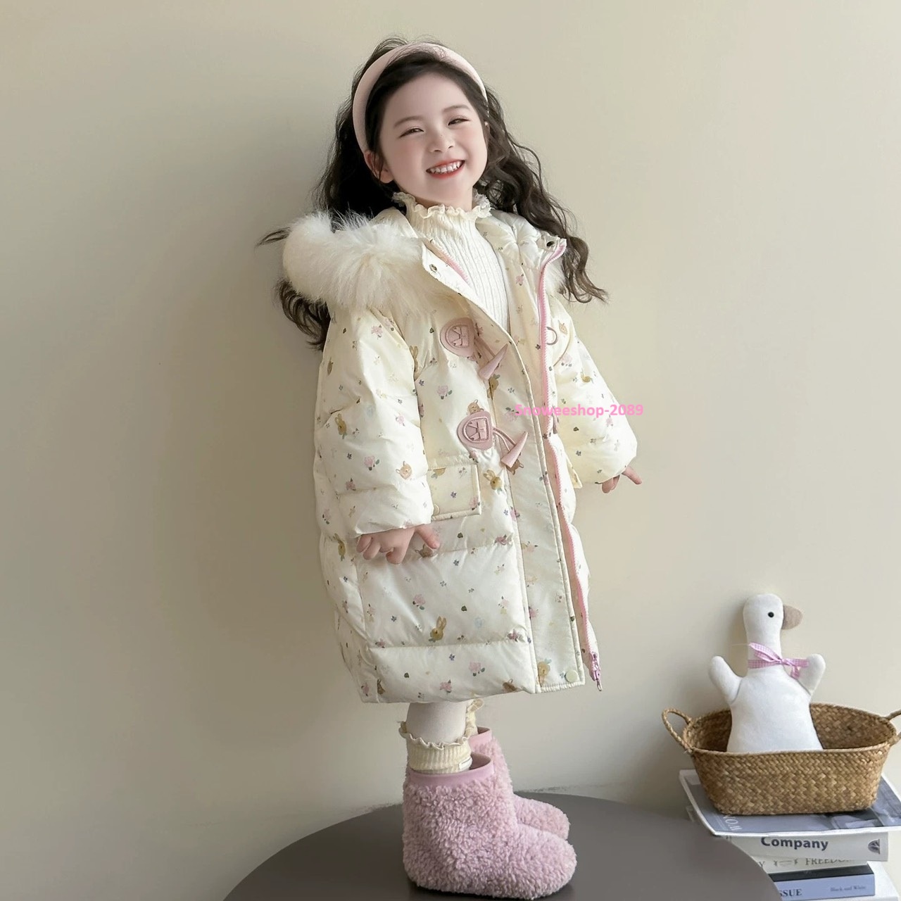 เสื้อกันหนาวเด็กมีไซส์ 80–130 cm Children’s Down Jacket 2025 เรียบหรู ละมุนแบบโทนอบอุ่น สีเบจคุณหนูมาก บุหนานุ่มทั้งตัว ไม่คัน ไม่แข็ง ซิป + กระดุม 2 ชั้น กันลมอยู่สุด ปกสูงกันลมเย็นตรงคอพร้อมหมวกฮู้ดแต่งโบว์ชมพู ใส่ได้ตั้งแต่ ติดลบ ใส่เที่ยวต่างประเทศ หร