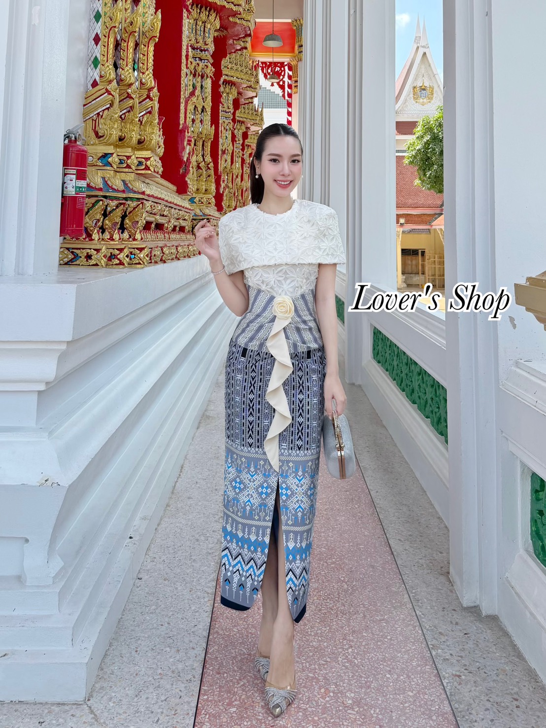 Lover’s Shop Detail : เซ็ทชุดผ้าไทยแบบฉบับสาวติดแกลมค้า สวยหวานละมุนลงตัวสุดๆ ไม่ต้องไปจับแม็ทเองค้า สวยยกเซ็ท ดีเทลตัวเสื้อเป็นทรงคลุมไหล่ ทรงเข้ารูปพอดีตัว ช่วงปกด้านหลังผ่าออก สามารถยกมือใช้งานได้สะดวกค่ะ ตัวเสื้อมีซับในอย่างดีค่ะ ใช้ผ้าลูกไม้เนื้อนุ่ม