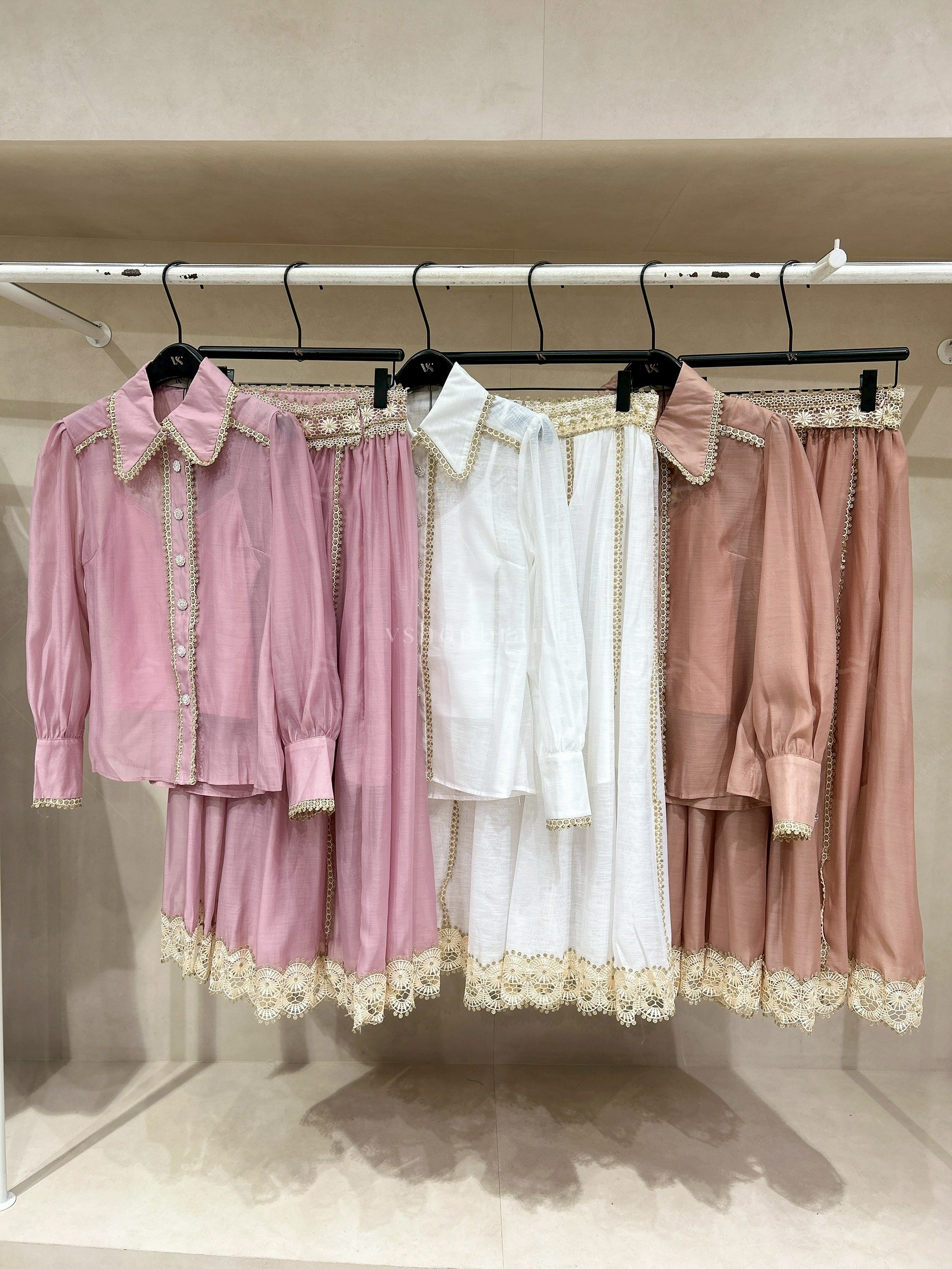 Set เสื้อเชิ้ตผ้าออเเกนซ่ากุ๊นขอบลูกไม้สีทอง+กระโปรงยาว+ซับใน
