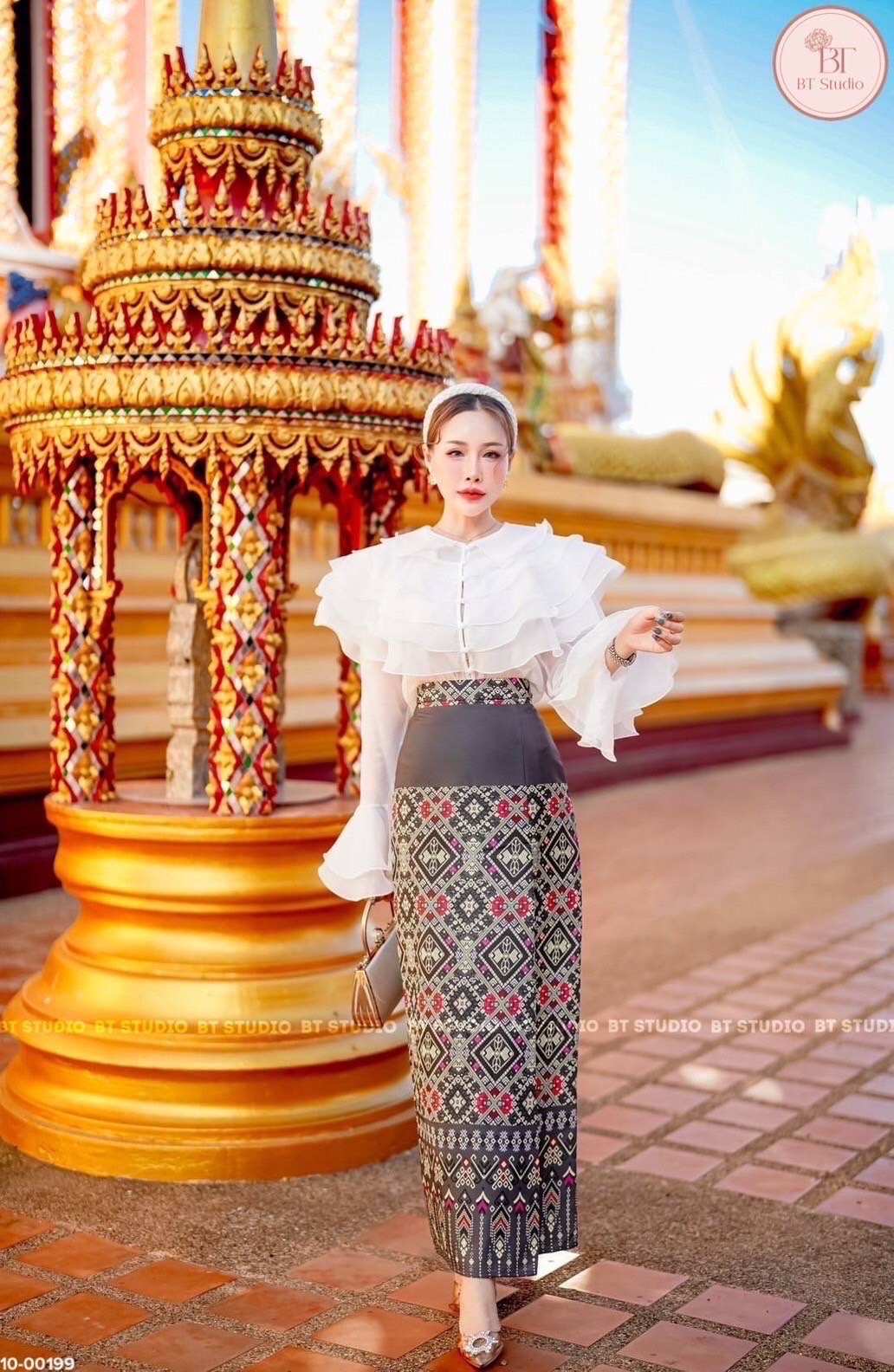 TAG : BT studio DETAIL : เซท 2 ชิ้น เสื้อระบายคอเป็นชั้น ๆ แขนยาวปลายแขนแต่งระบายออก กระดุมหน้า มาพร้อมผ้าถุงพิมพ์ลายสำเร็จ งานสวยเนื้อผ้าดี คัตติ๊งสวยมากค่ะ ใส่แมทซ์กันแล้วดูแพงมากคร้าา