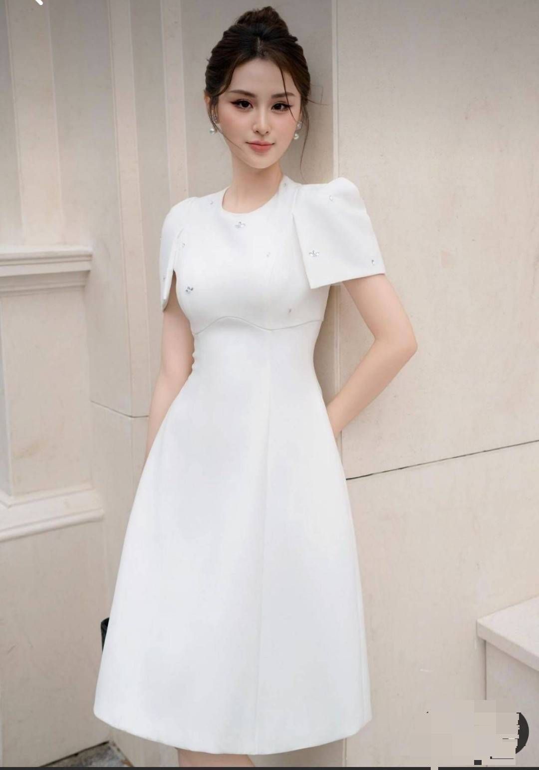 เดรสสีขาว เรียบหรูดูแพง แต่งเพชรที่หน้าอกและแขนเสื้อ ให้ดูสวยเก๋ดูแพง เนื้อผ้าดีมาก หน้าอกมีฟองน้ำ มีซับในทั้งชุด มีซิบด้านหลัง จะใส่ไปงานบุญ ทำงาน ใส่ออกงาน รับรองสวยแพง ช้าไม่ได้แล้วคร้า ของสวยๆหมดไวจัดด่วนๆ✨
