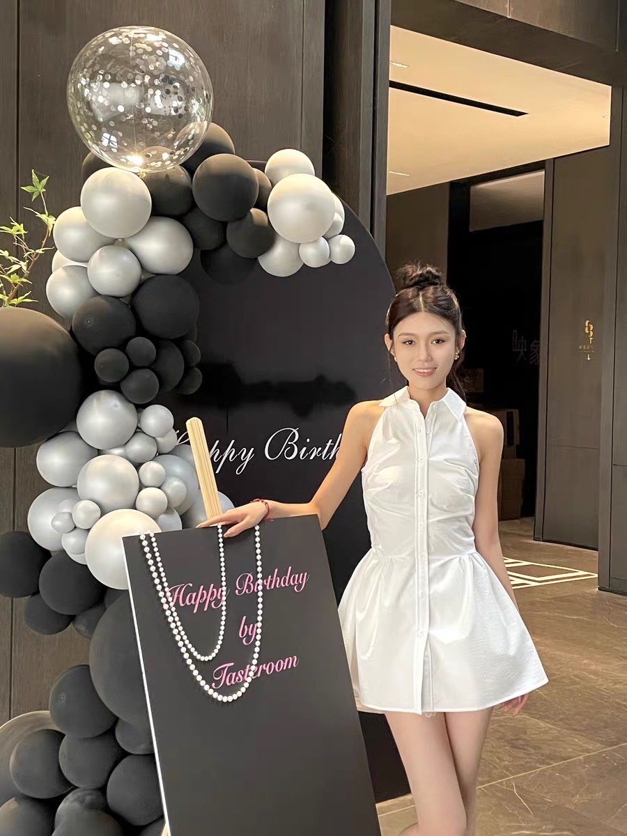 เซต3ชิ้น.. สีขาวแบบฉบับผู้ดี เสื้อคอปกกระดุมหน้า ดีเทลเก๋ทั้งตัว ดีเทลเสื้อหน้าสั้น ด้านหลังยาว เนื้อผ้านิ่มรีดง่าย สวมใส่สบาย ++กางเกงขาสั้นเนื้อผ้าและสีเดียวกัน ซับในอย่างดีทั้งตัว มีกระเป๋าใช้งานได้จริง ซิปหลัง ++กระเป๋าทรงดอกไม้สีทอง สวยหรูมากๆคะ