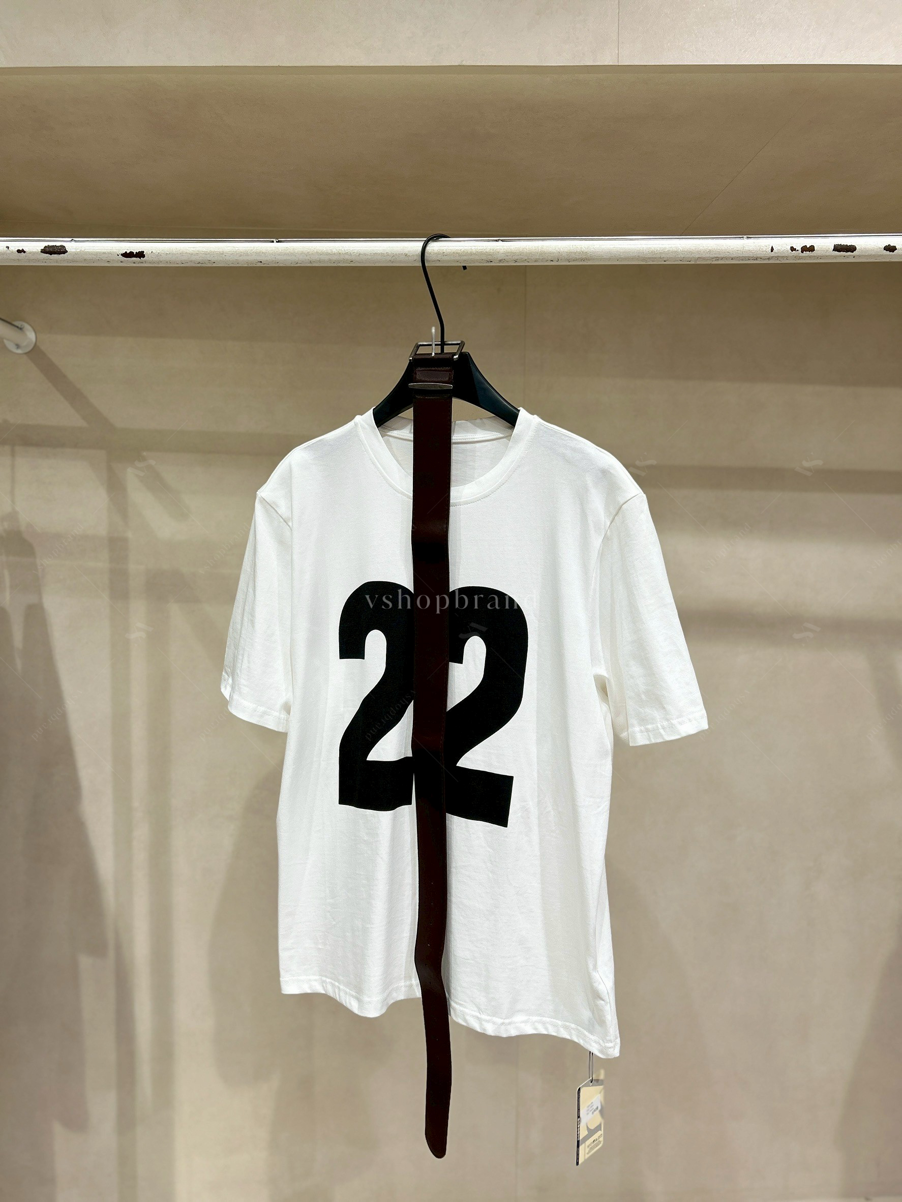 เสื้อยืดแขนสั้นสกรีน 22 + เข็มขัด #vshopbrand #vshop #fashioninspo #มินิเดรส #minidress #outfifs #cutelook #newlook #chillstyle #newdress #เสื้อยืด