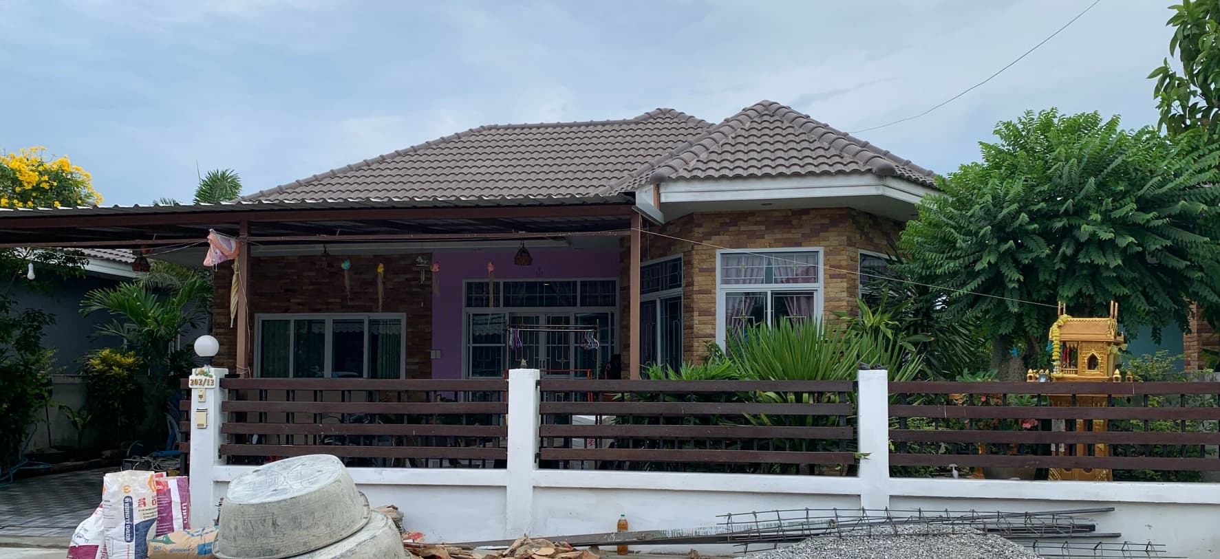 บ้านเดี่ยว 59.8 ตรว.3 ห้องนอน 2 ห้องนํ้าเฟอร์นิเจอร์ครบครันบ้านกว้างมีพื้นที่สวนพร้อมสำหรับทุกคนในครอบครัวบ้านสิริทรัพย์ อ.บ้านโป่ง จ.ราชบุรี