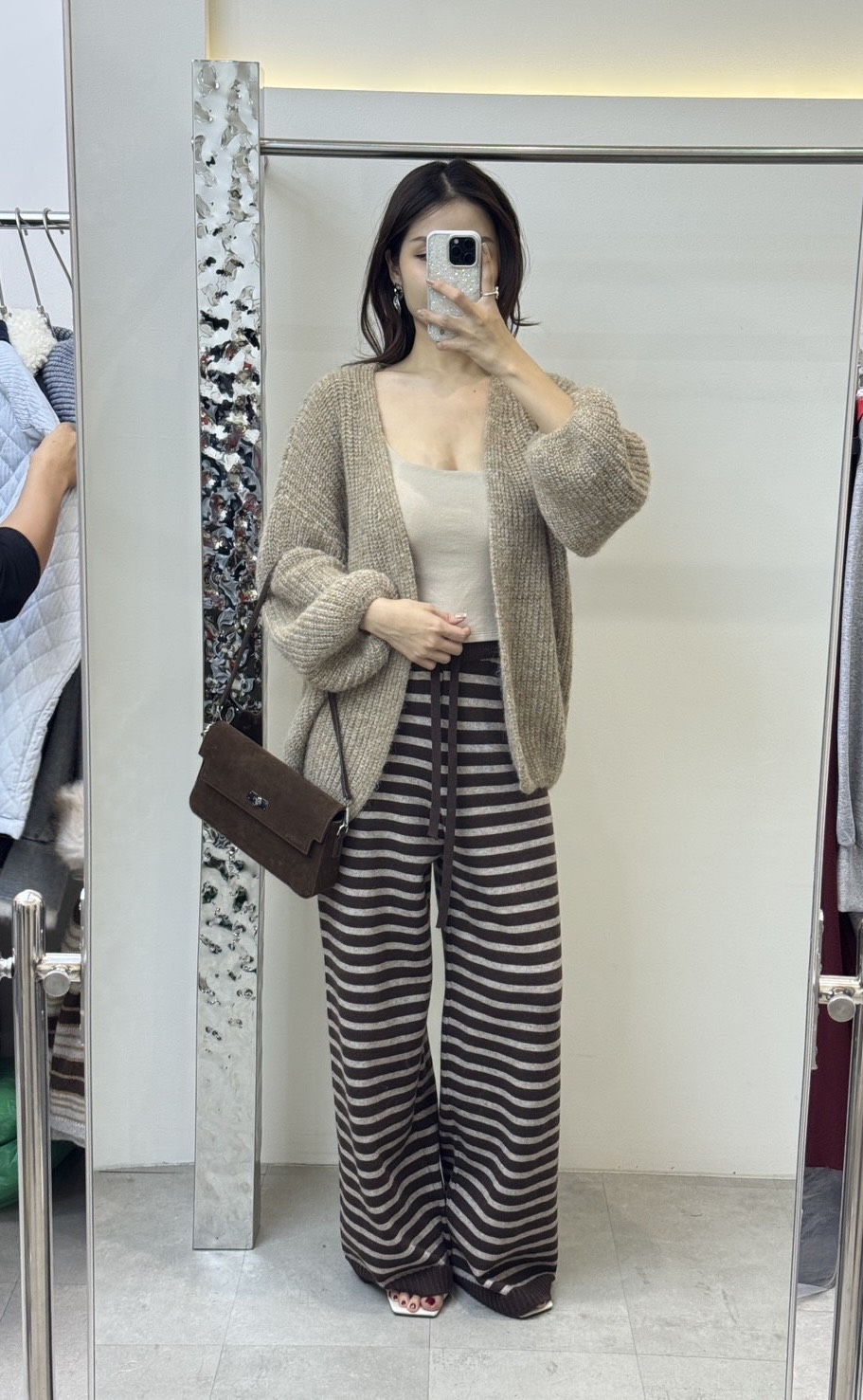 Set 3 pcs เสื้อสายเดี่ยว+เสื้อคลุม+กางเกงขายาว ✔ เสื้อสายเดี่ยวมีฟองน้ำ สายรูดปรับได้ มาพร้อมเสื้อคลุมไหมพรมแขนยาว ✔ กางเกงขายาวเอวยางยืดทรงขากระบอกลายทาง ผ้าไหมพรมนิ่ม ยืดได้เยอะ