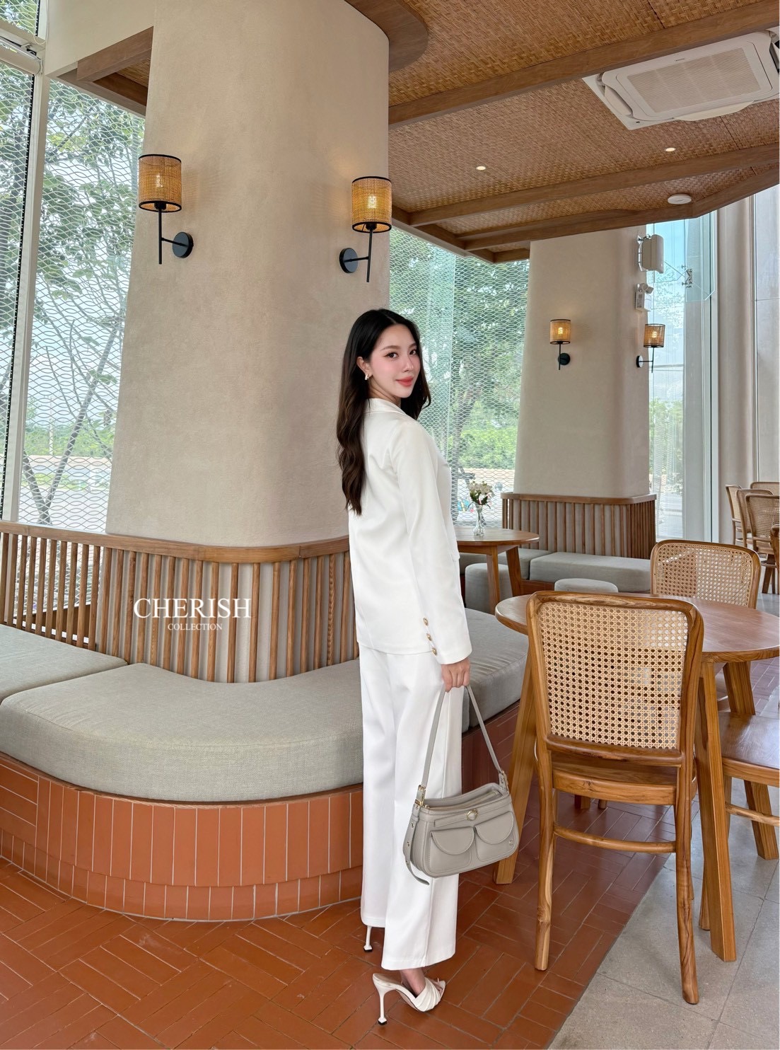 Setsuit เสื้อ+กางเกง ลุค CEO เรียบหรู ดูทันสมัย ทรงสวย ใช้ผ้าดี ใส่สบาย ตัวเสื้อสูทแต่งกระดุมทองมีกระเป๋า พร้อมซับในทั้งตัว มาพร้อมกับกางเกงขากระบอก มีกระเป๋า 2 ข้าง เซตนี้จะใส่ทำงาน หรือออกงานดูดีสุดๆค่ะ