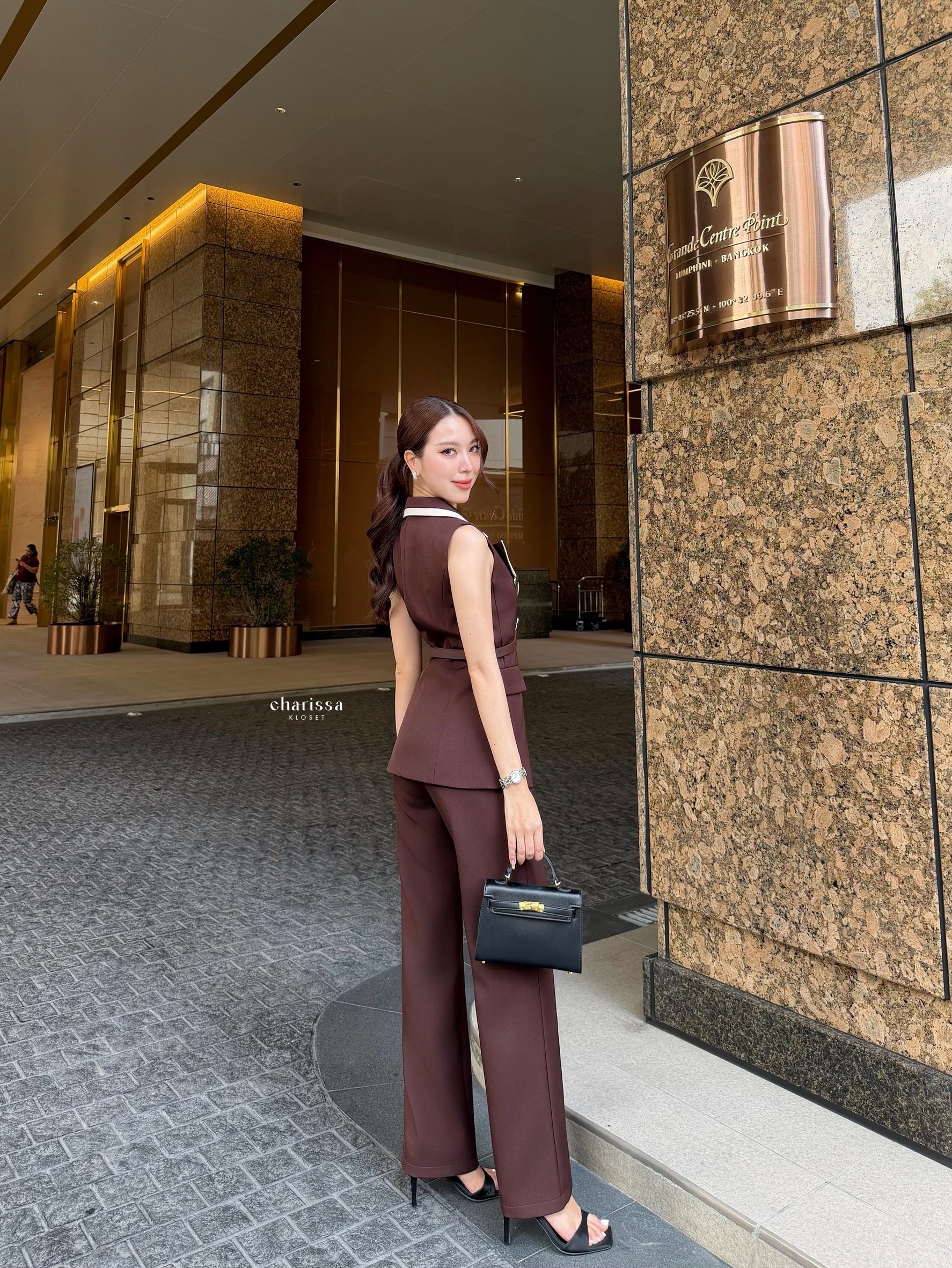 Tag: CHARISSA KLOSET 📌เซ็ท 3 ชิ้น: เสื้อแขนกุด+กางเกง+เข็มขัด ชุดเซ็ตกางเกงและเสื้อกั๊กสูททรงเท่ ทรงสวย เข้ารูปพอดีตัว เนื้อผ้าพรีเมียม ใส่สบาย ยับยาก เพิ่มเสน่ห์ด้วยดีเทลขอบตัดสีตัดกันอย่างมีระดับ 🤎🤍 ดีไซน์ double-breasted เรียบหร