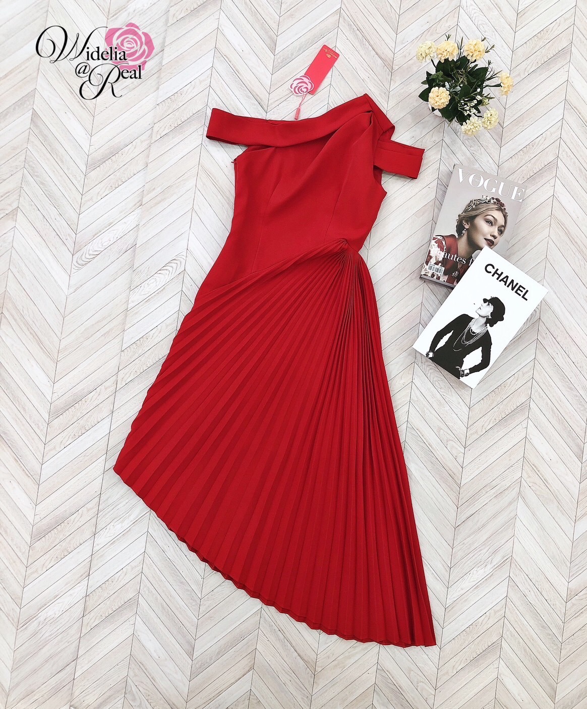 Dress เดรสตัวยาว ปาดไหล่ กระโปรงปลายเฉียง เนื้อผ้าเรียบ สีพื้น ซิปข้าง ผ้าอัดพลีท ผ้าอย่างดี มีน้ำหนัก ไม่บาง งานคัตติ้งเนี๊ยบ ทรงสวยเป๊ะมาก รับรองใส่ออกมาไม่ผิดหวังการันตีให้เลย บอกเลยห้ามพลาดเด็ดขาด งานดีงานสวยแน่นอน